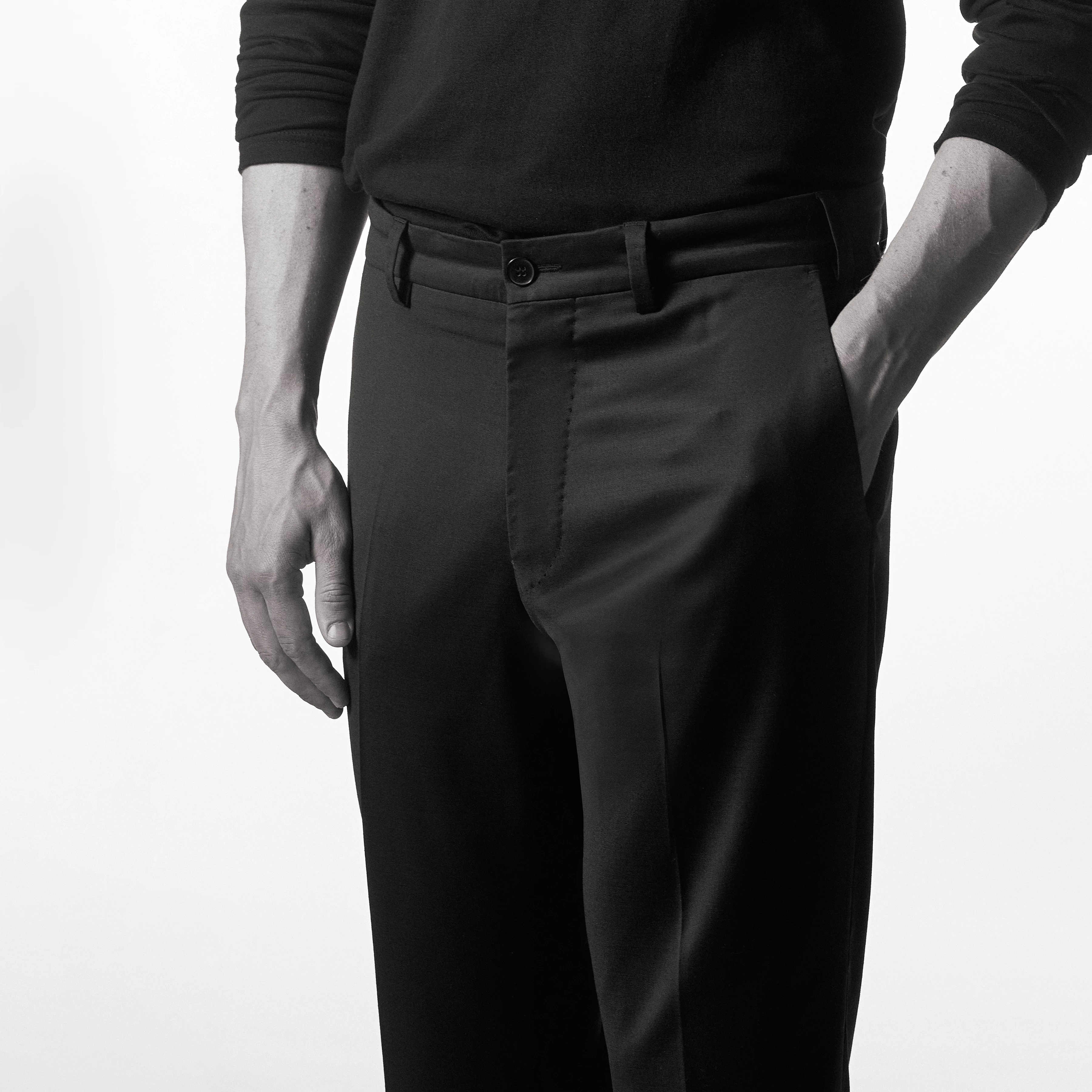 DRYHARDY - Bootcut trousers in a premium wool blend - men - black - Detailansicht am Model