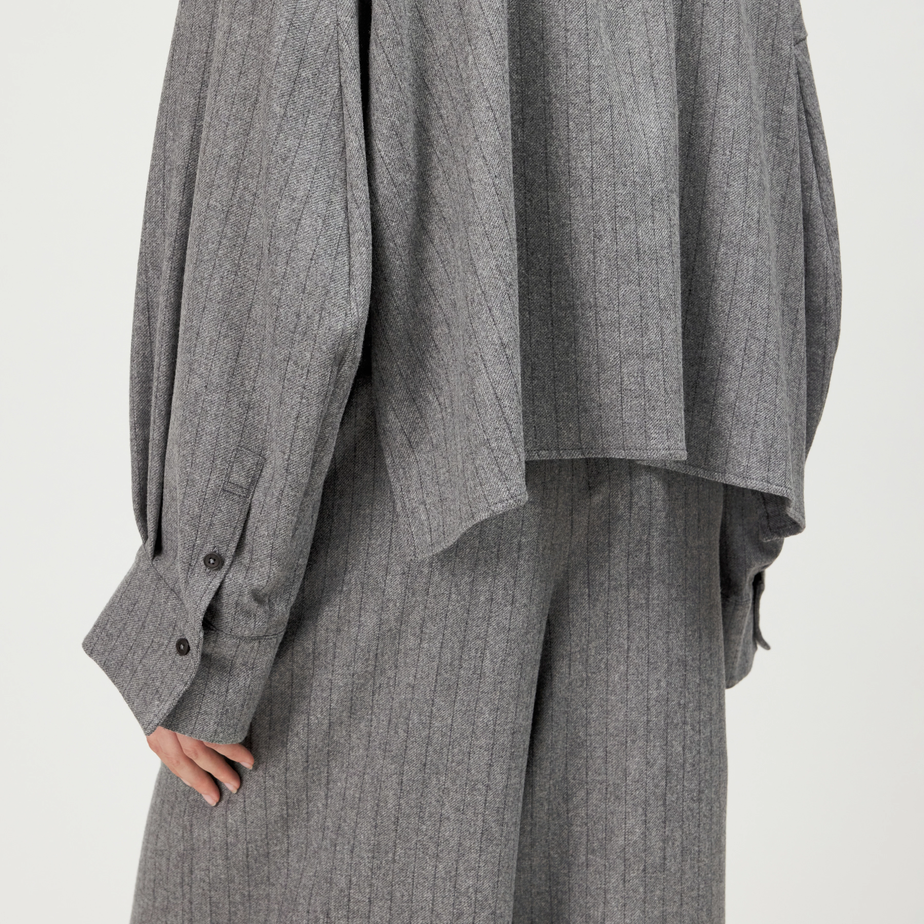 OSHIA - Chemisier court ample en laine mélangée - women - gris - Detailansicht am Model