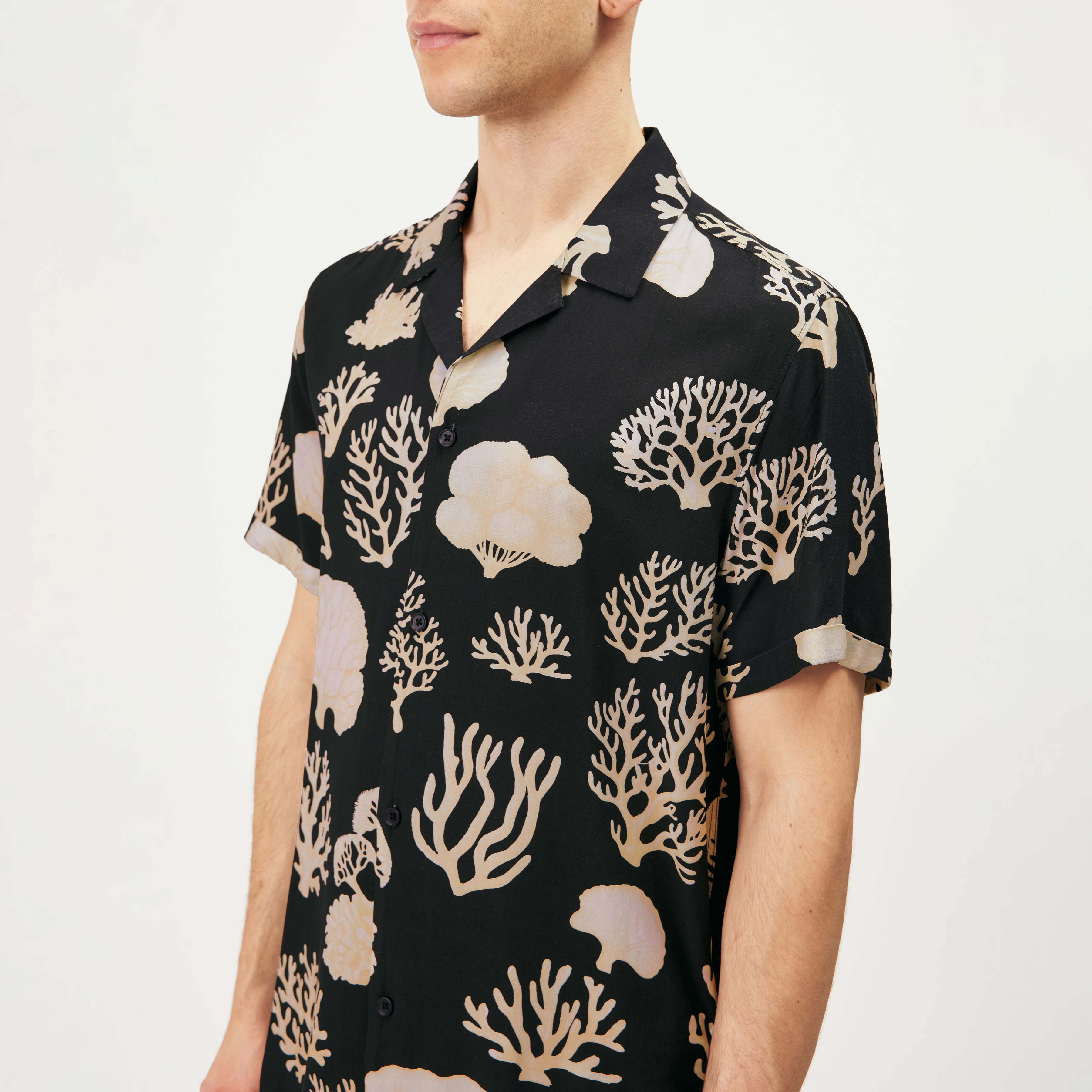 BIJAN_2 - Casual short-sleeve shirt with coral print - men - black - Detailansicht am Model