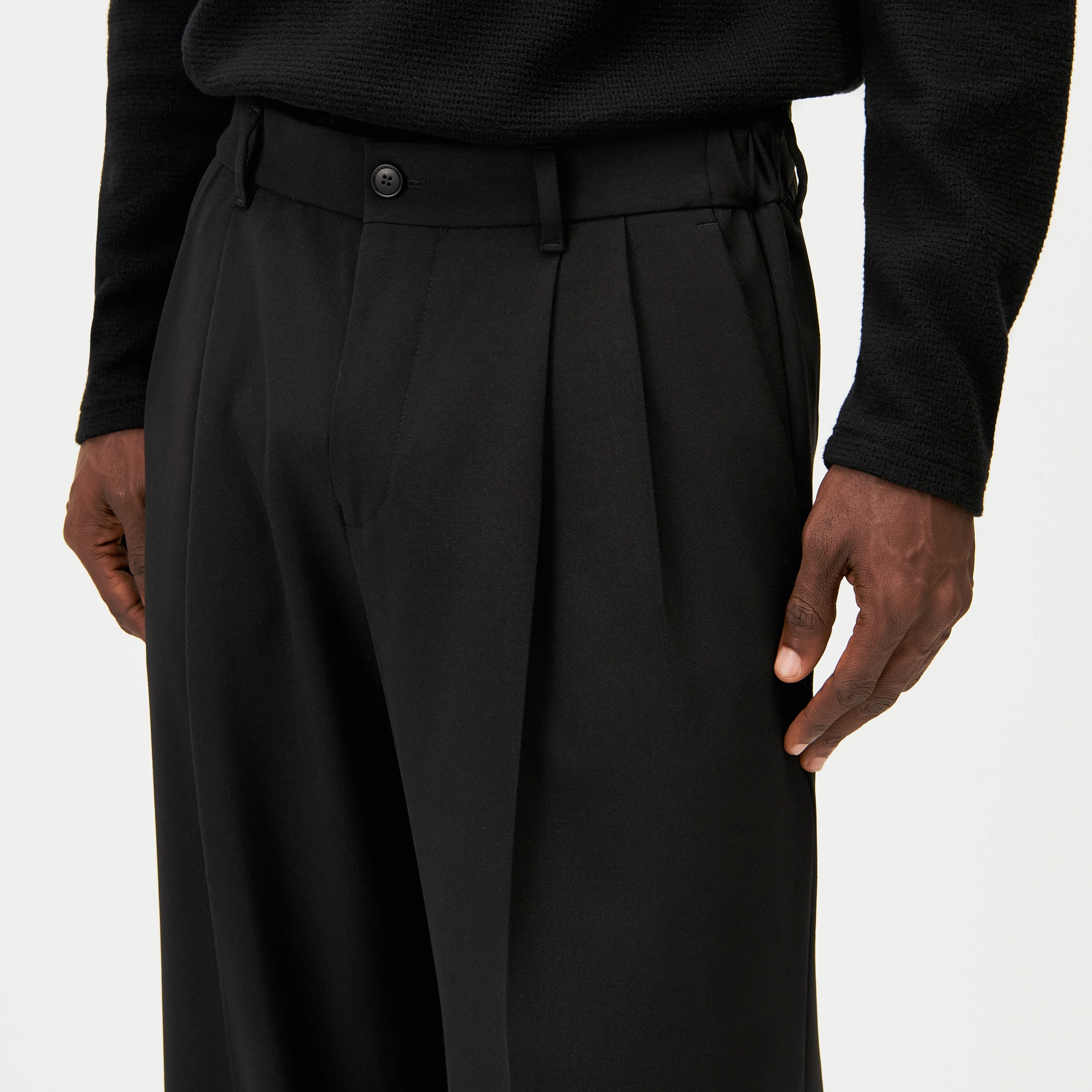 LEEK_WIDE - Relaxed fit pleated trousers in gabardine - men - black - Detailansicht am Model