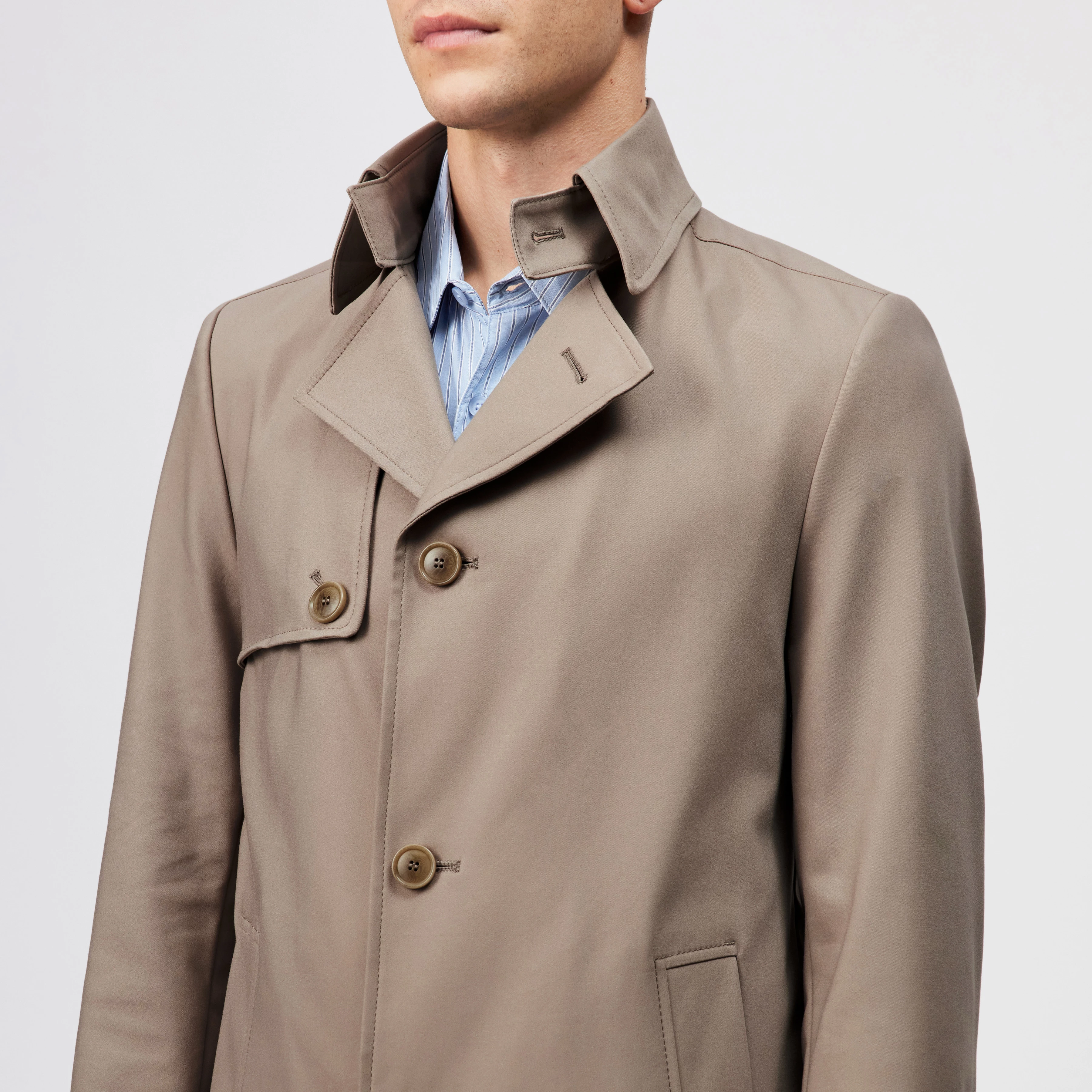 SKOPJE_C - Trench coat in techno stretch satin - men - beige - Detailansicht am Model