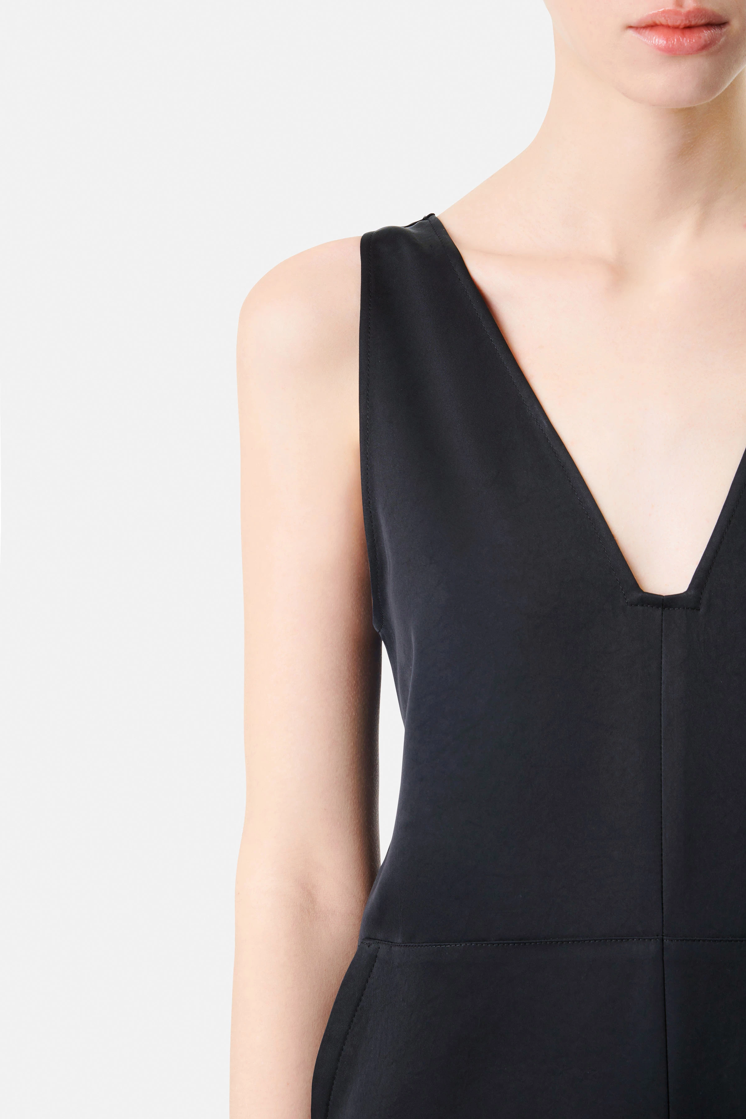 JEFFSUNG - Lässiger Overall in luxuriösem Satin - Damen - schwarz - Detailansicht am Model