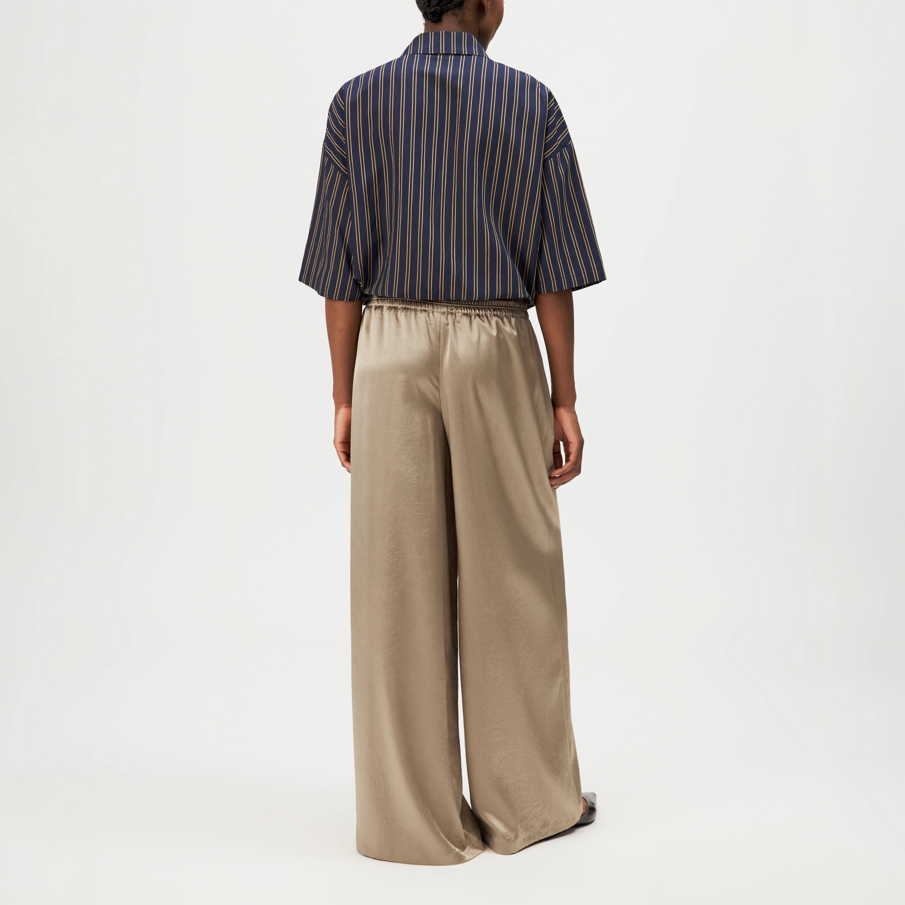 CEILING - Pantalon large en satin fluide - women - marron - Rückansicht
