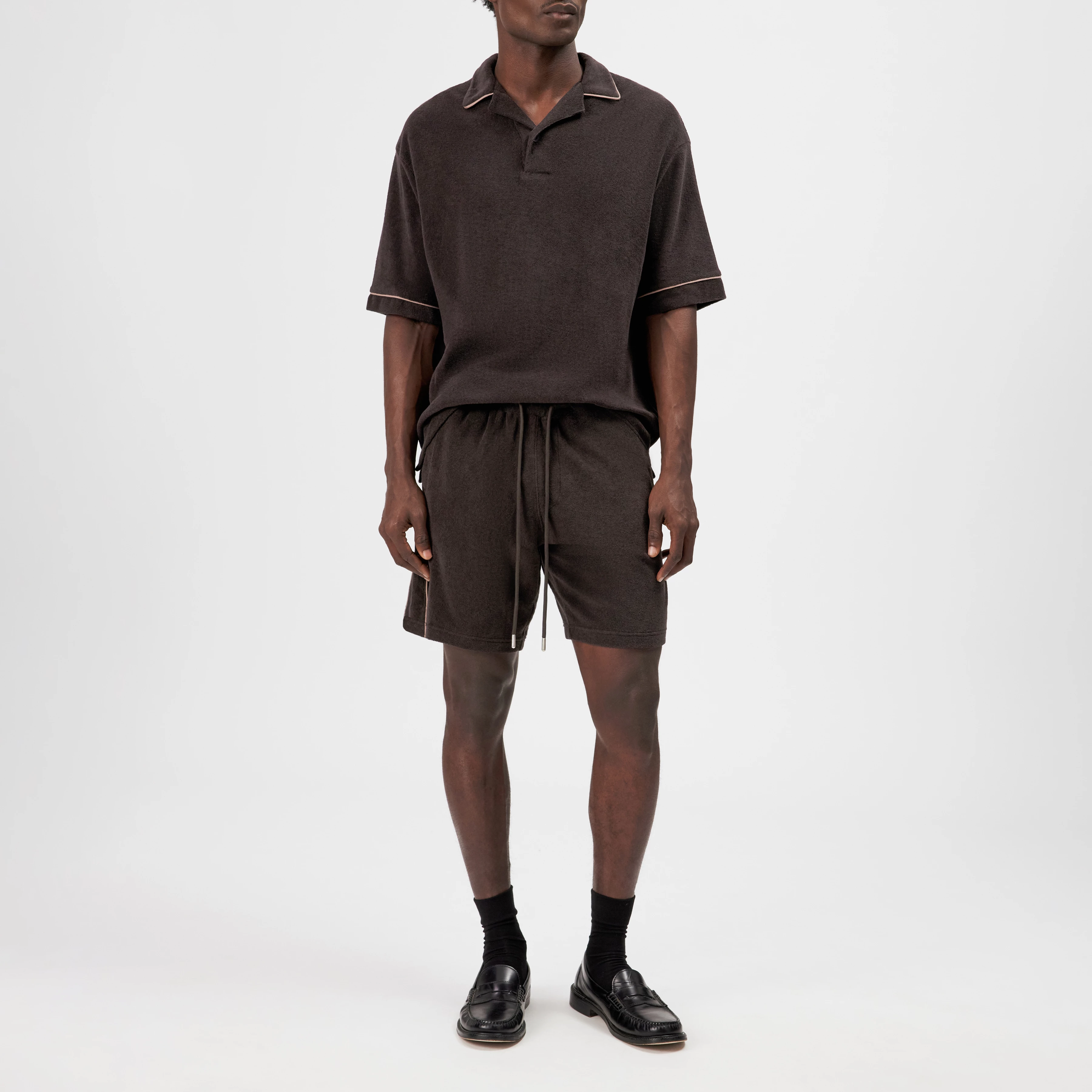 JORVEN - Relaxed Fit Polo aus Frottee mit Kontrastpaspel - Herren - braun - Ganzkörper-Frontansicht