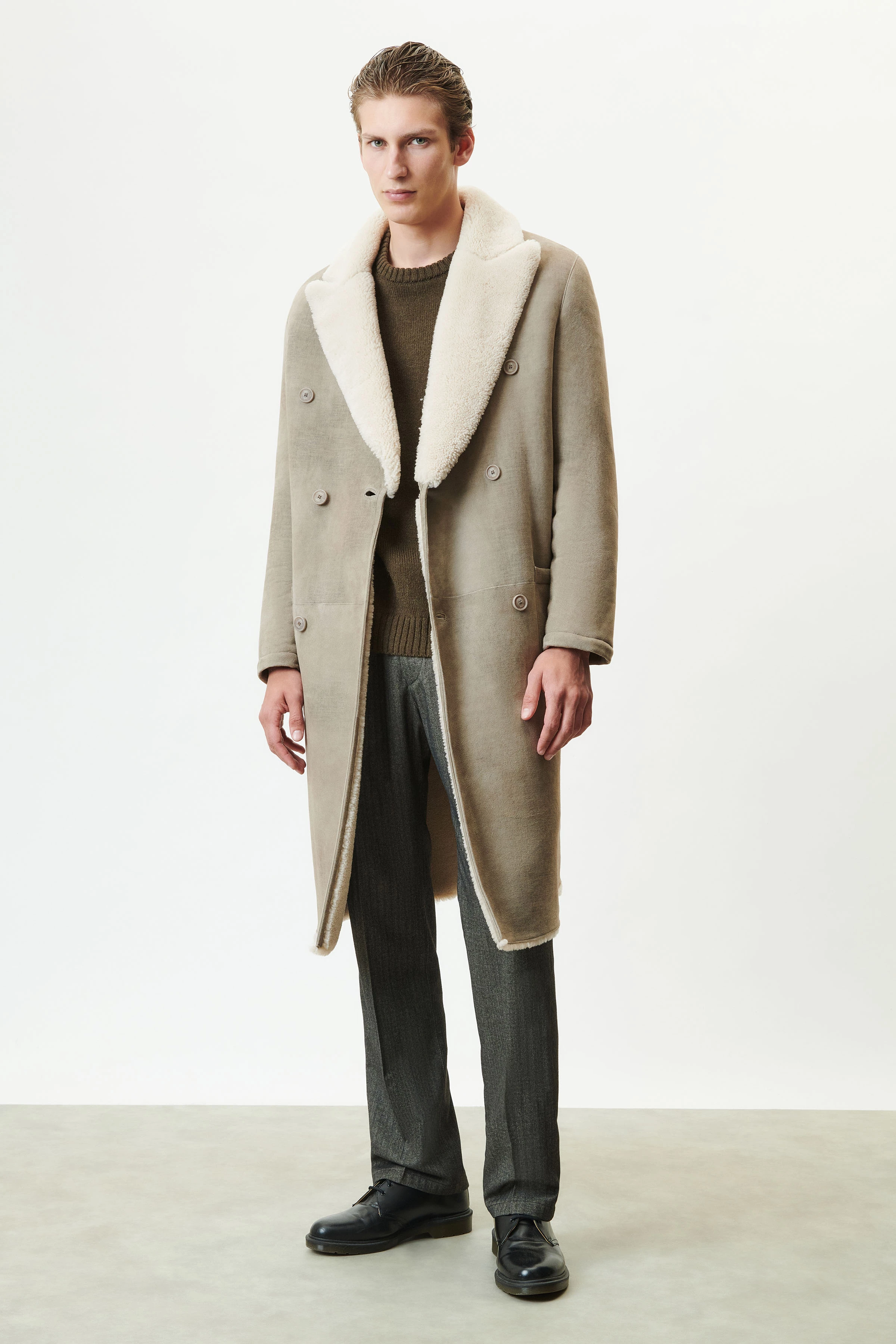 SKYE_L - Zweireihiger Reversmantel in Lammfell - Herren - grün - Ganzkörper-Frontansicht