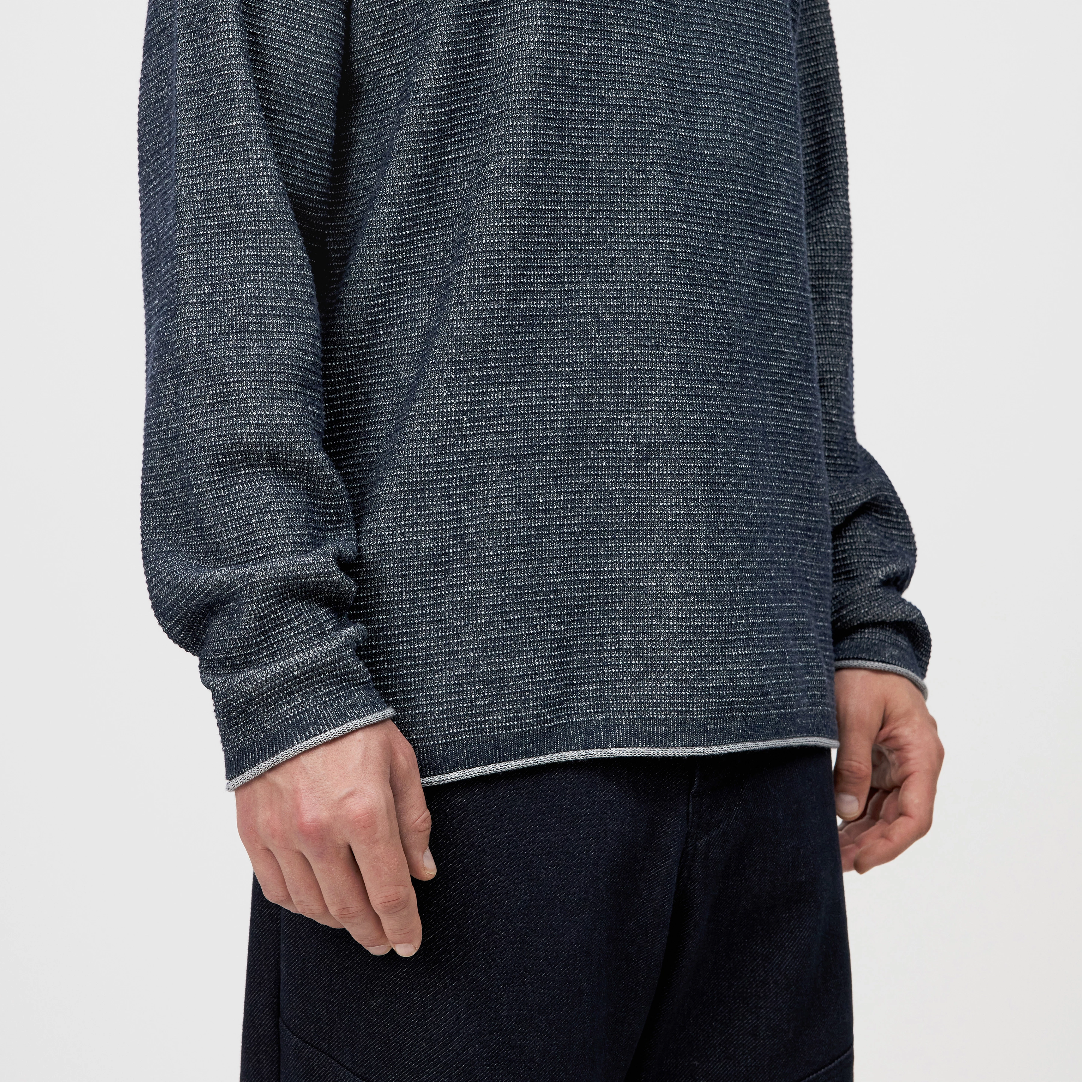 TITZIAN - Longsleeve in  Baumwoll-Mix - Herren - blau - Detailansicht am Model