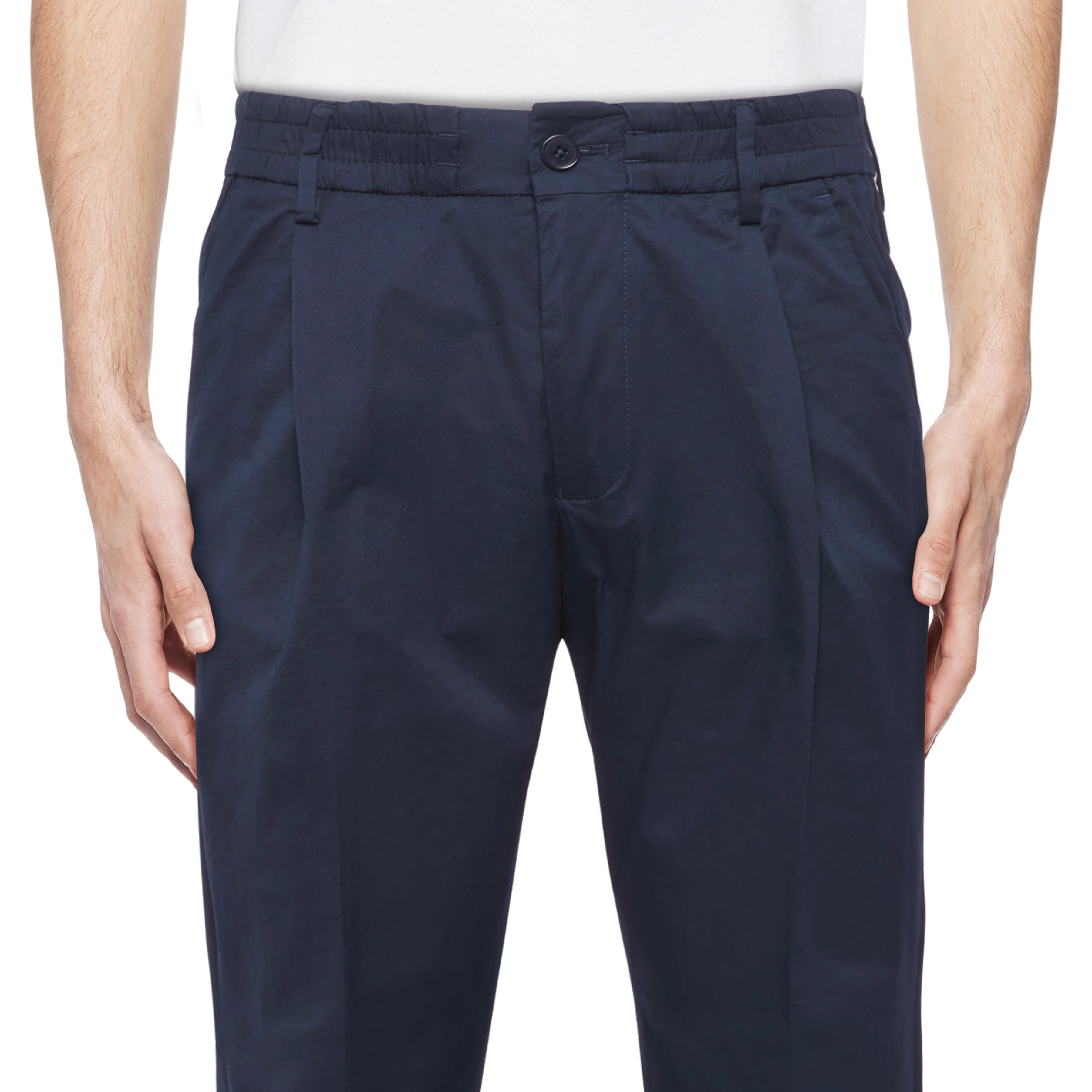 CHASY_RGLR - Casual broek met plooi in katoen gabardine - heren - blauw - Detailansicht am Model