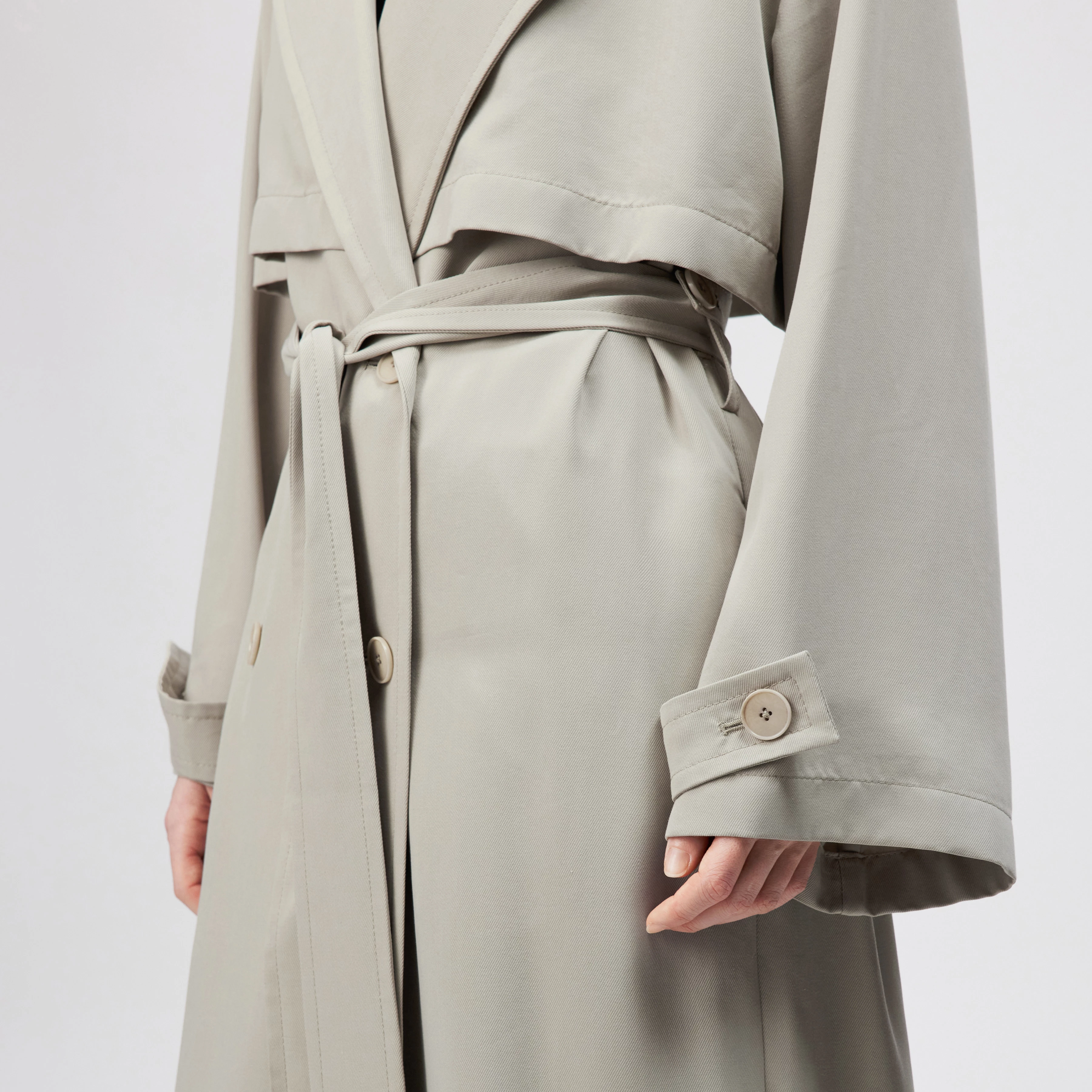 AVETON - Relaxed fit coat in flowing twill. - women - beige - Detailansicht am Model