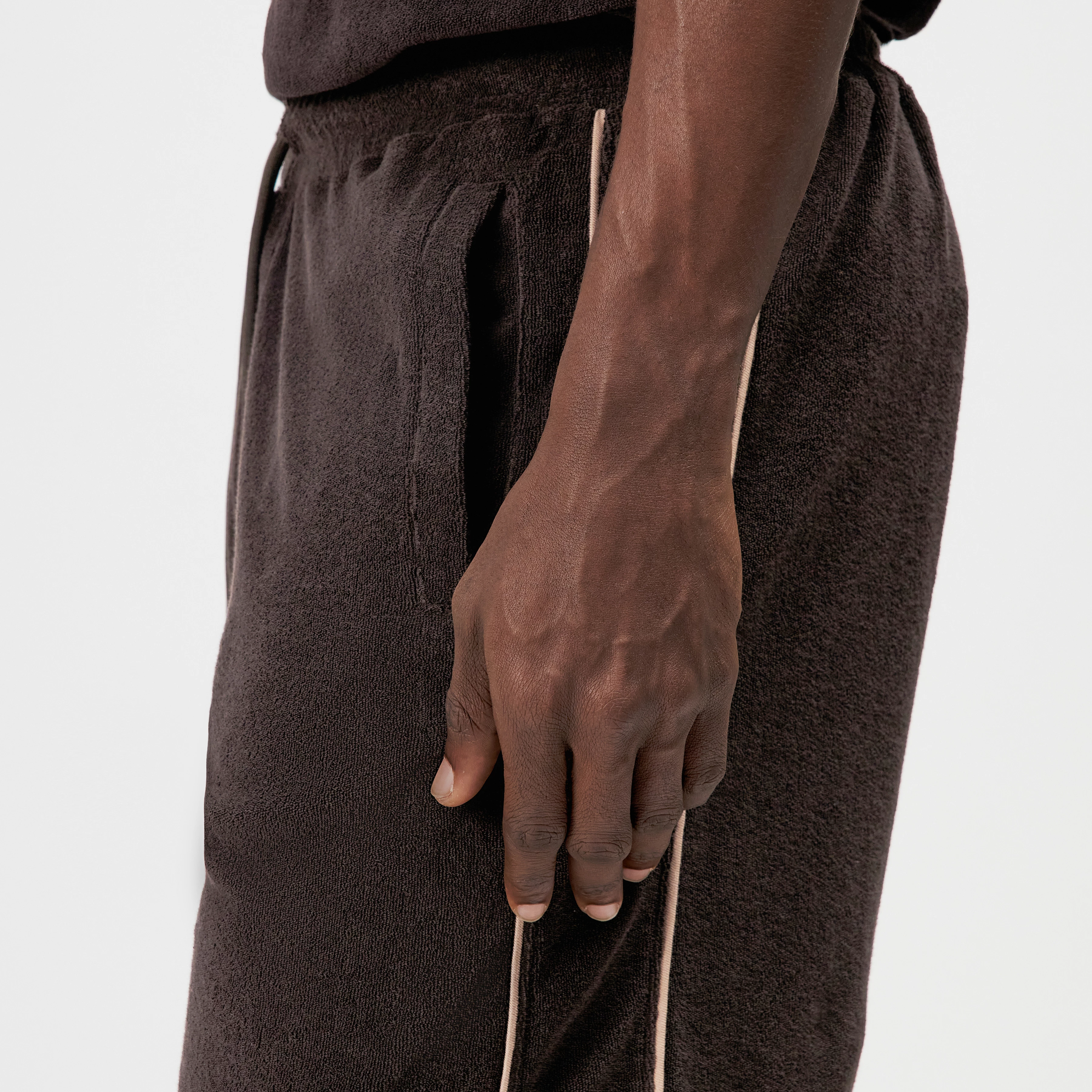 BRIKKO - Casual terry shorts - men - brown - Detailansicht am Model