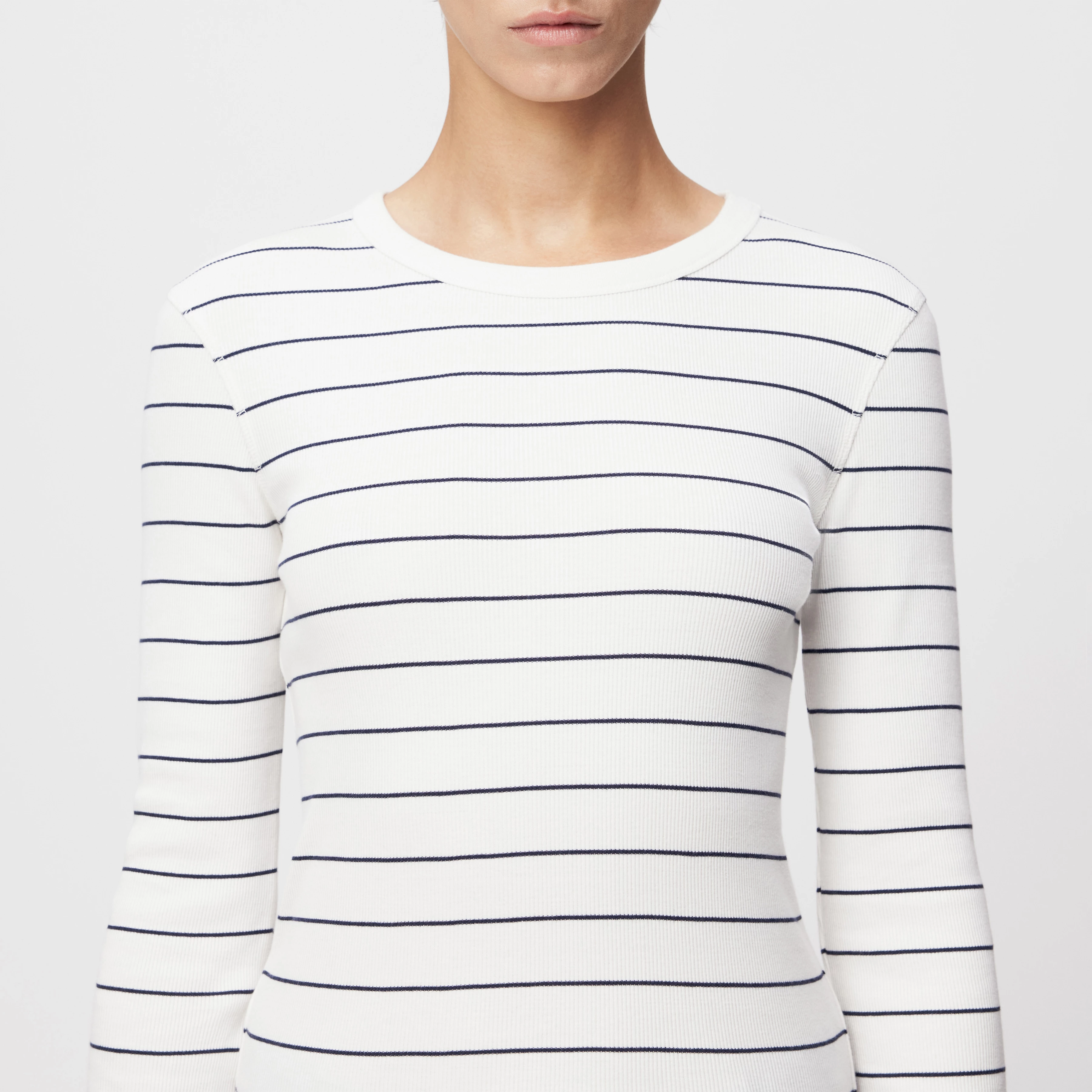 NURIT - Schmales Longsleeve in Baumwoll-Rippe - Damen - off white - Detailansicht am Model