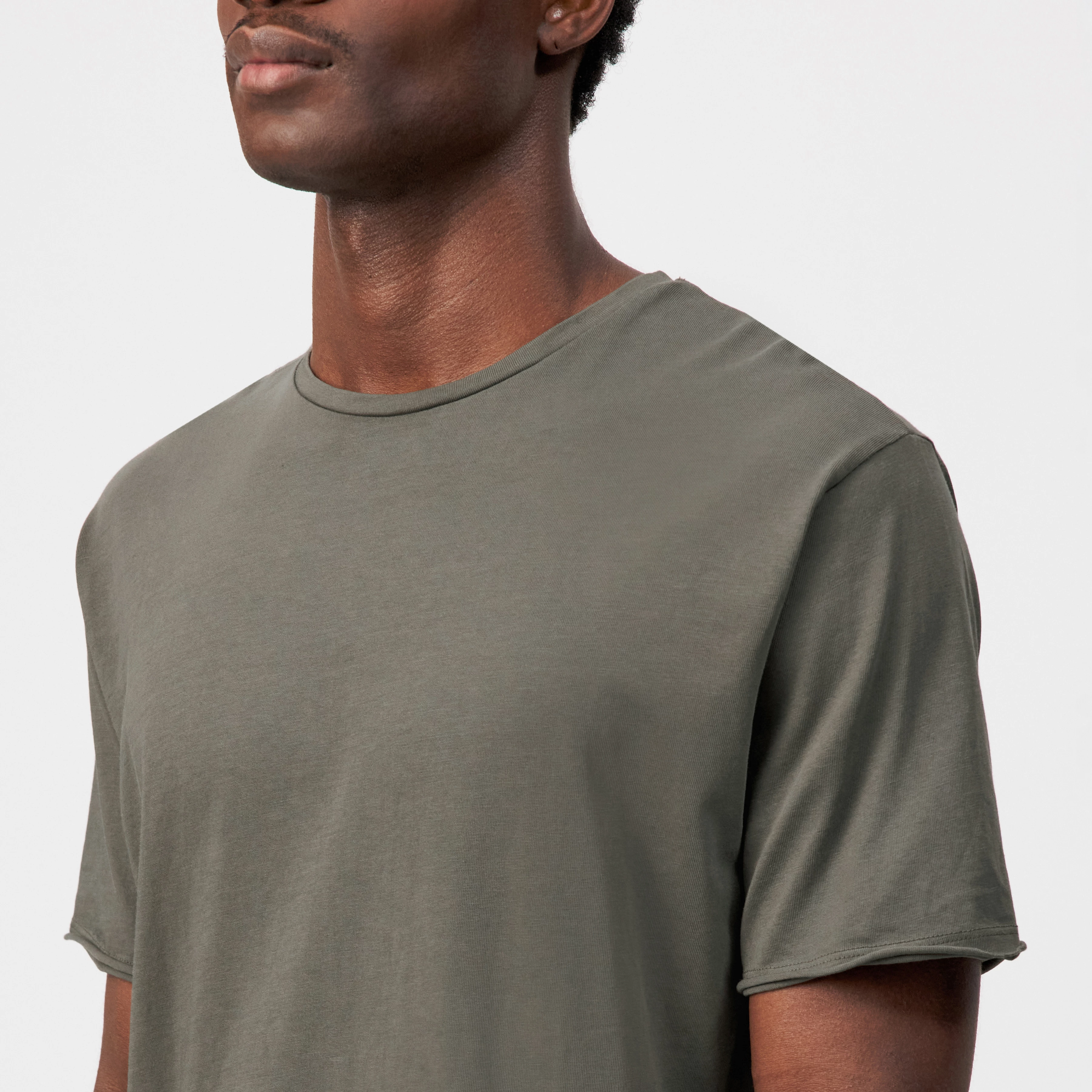 KENDRICK_2 - T-shirt in pure cotton - men - green - Detailansicht am Model