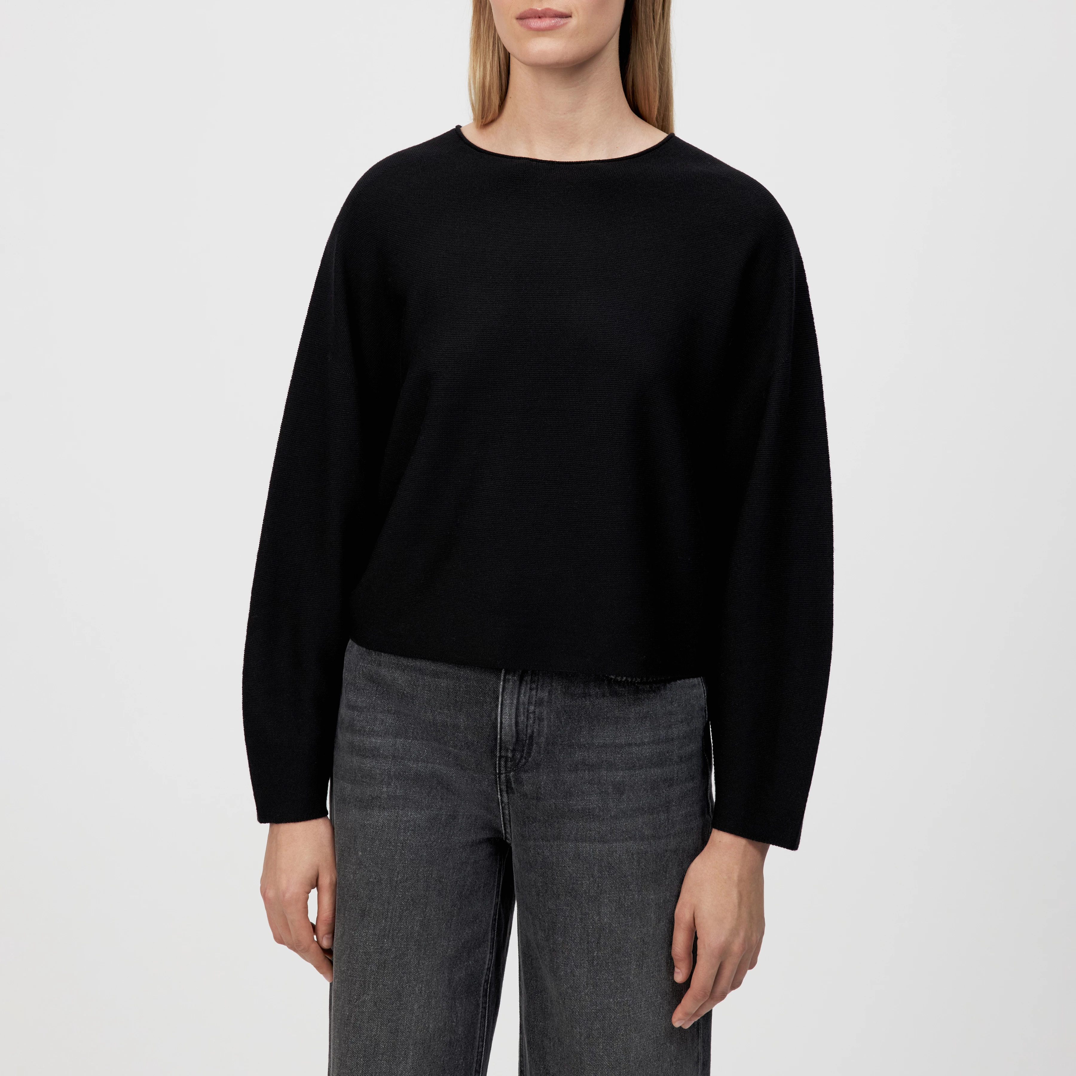 MEAMI - Vekürzter Egg-Shape Pullover in 100% Merinowolle - Damen - schwarz - Frontansicht