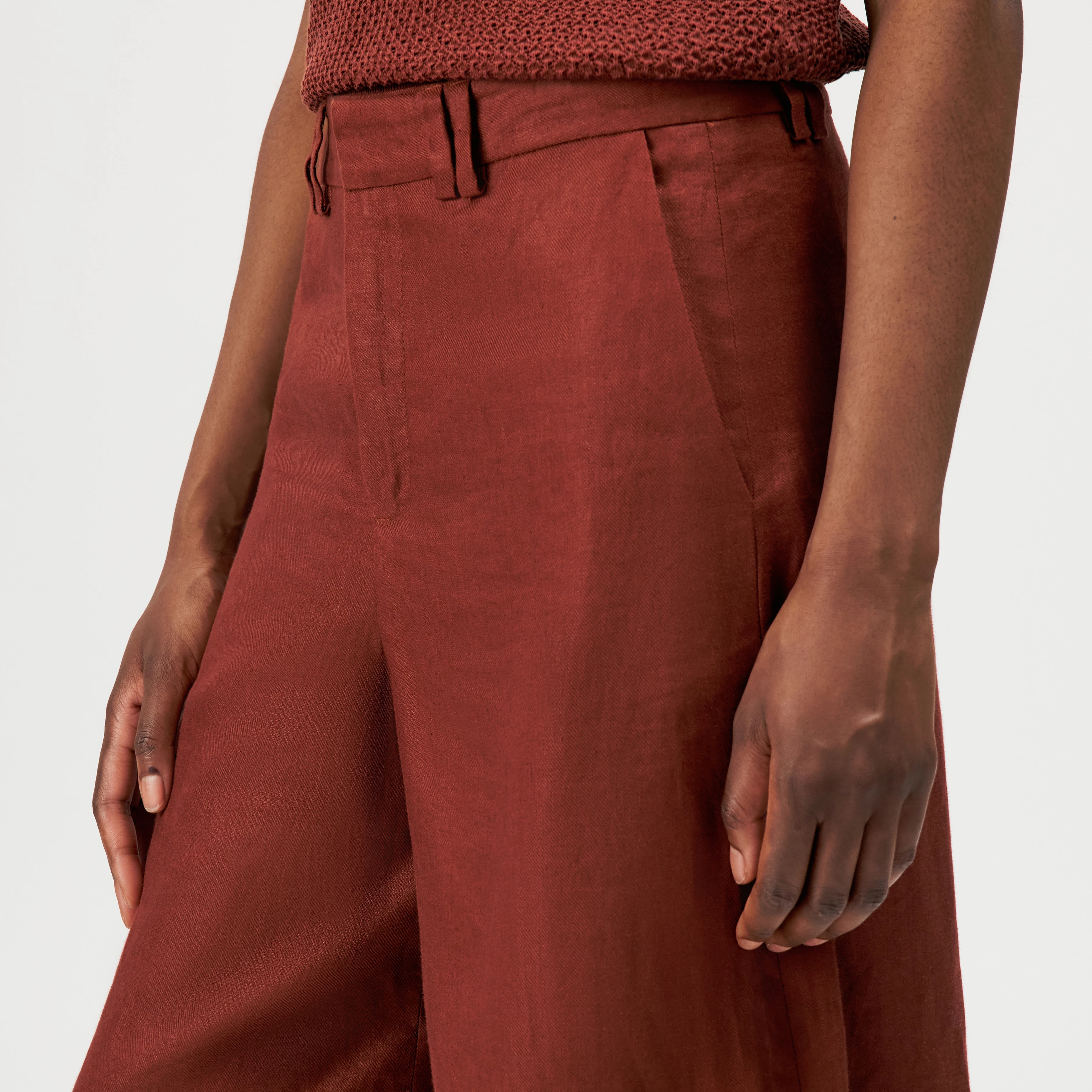 GOVERN - Bermuda coupe décontractée en twill mat - women - rouge - Detailansicht am Model