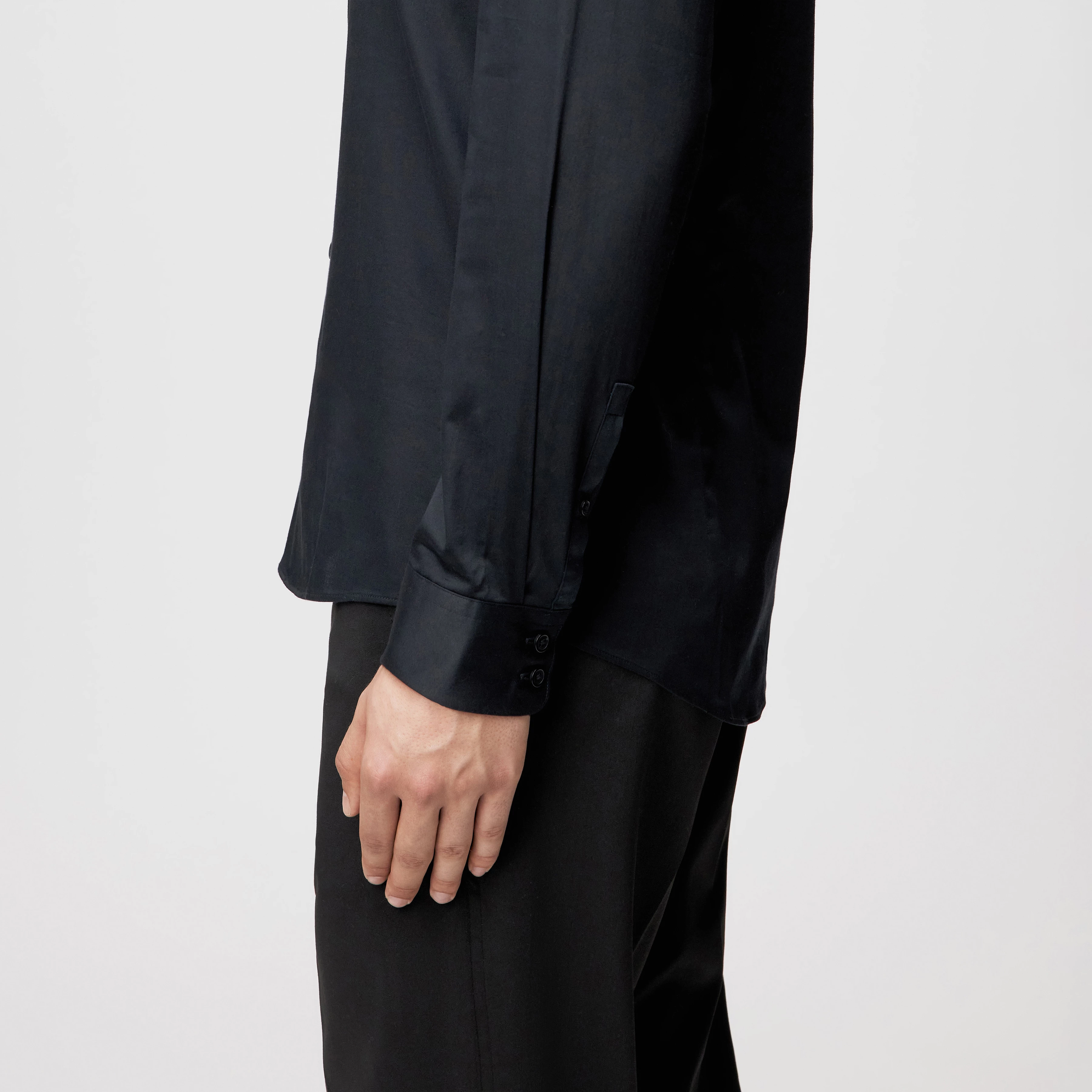 DANEEL - Classic fit shirt in cotton satin - men - Natural Aluminium - Detailansicht am Model