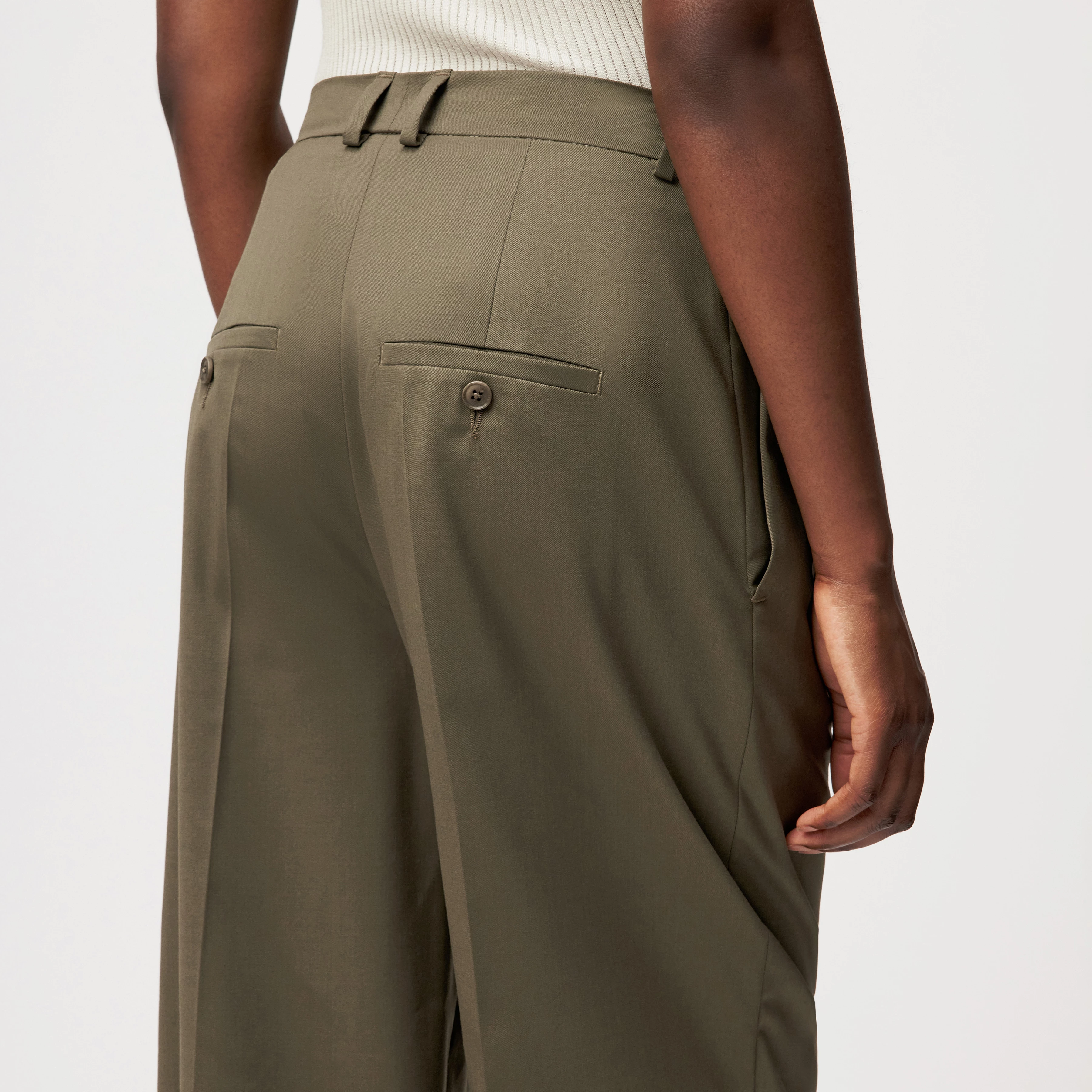 RUSTLE - Broek met bandplooien in twill - dames - groen - Detailansicht am Model