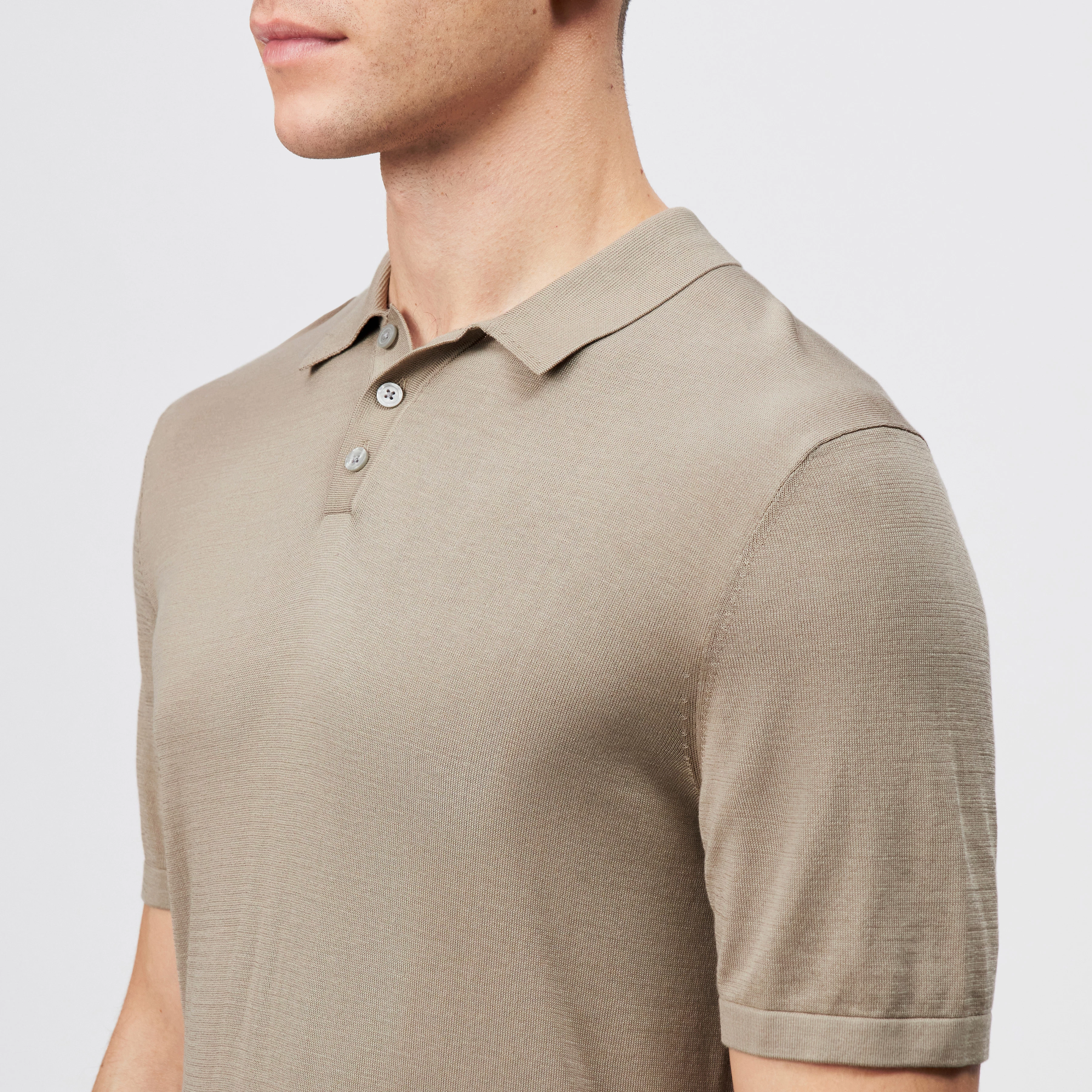 TRITON - Polo shirt in silk-cotton blend - men - beige - Detailansicht am Model