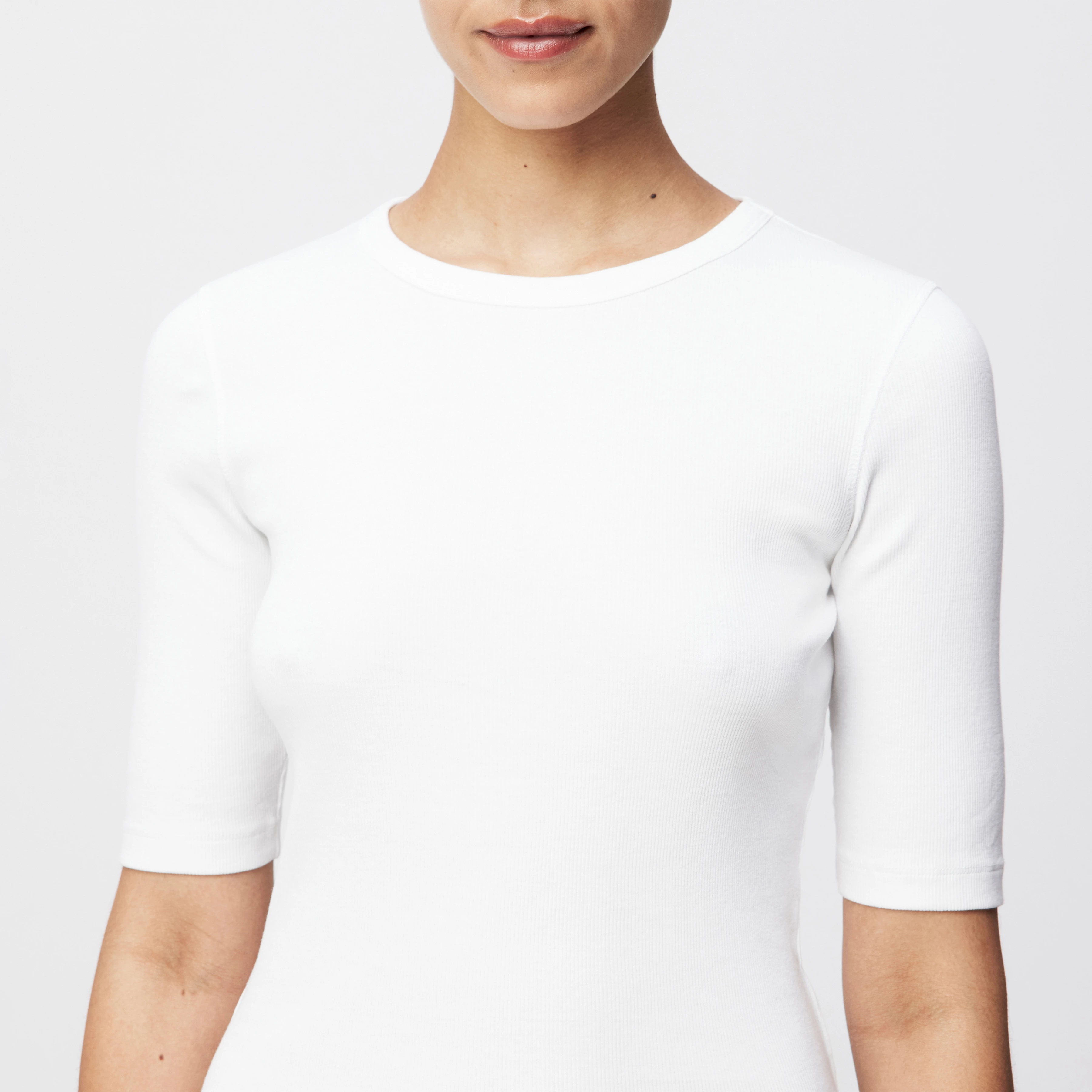 SELAY - Schmales Oberteil in Baumwoll-Rippe - Damen - weiß - Detailansicht am Model