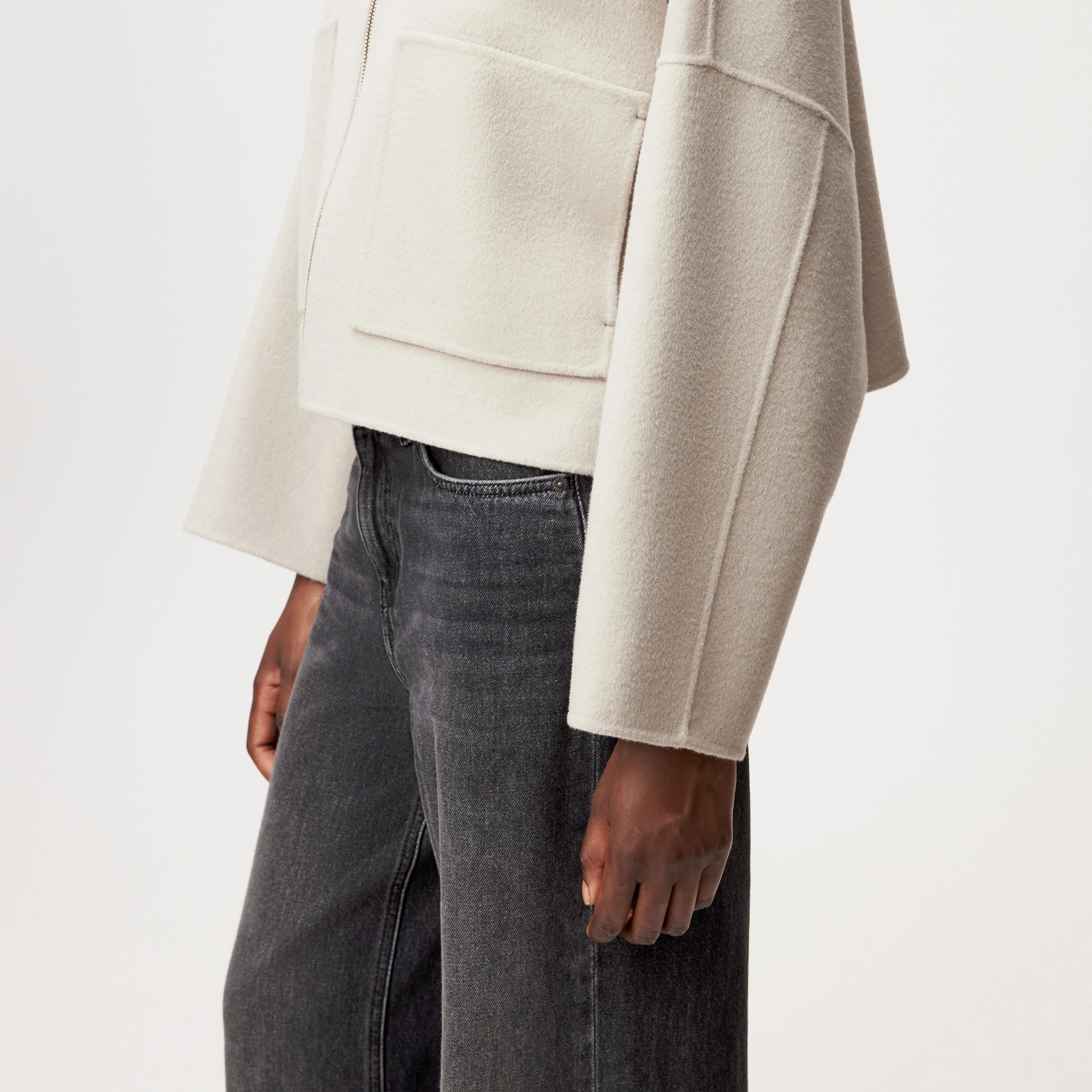 ELSTOW_1 - Oversized Jacke in Doubleface - Damen - beige - Detailansicht am Model