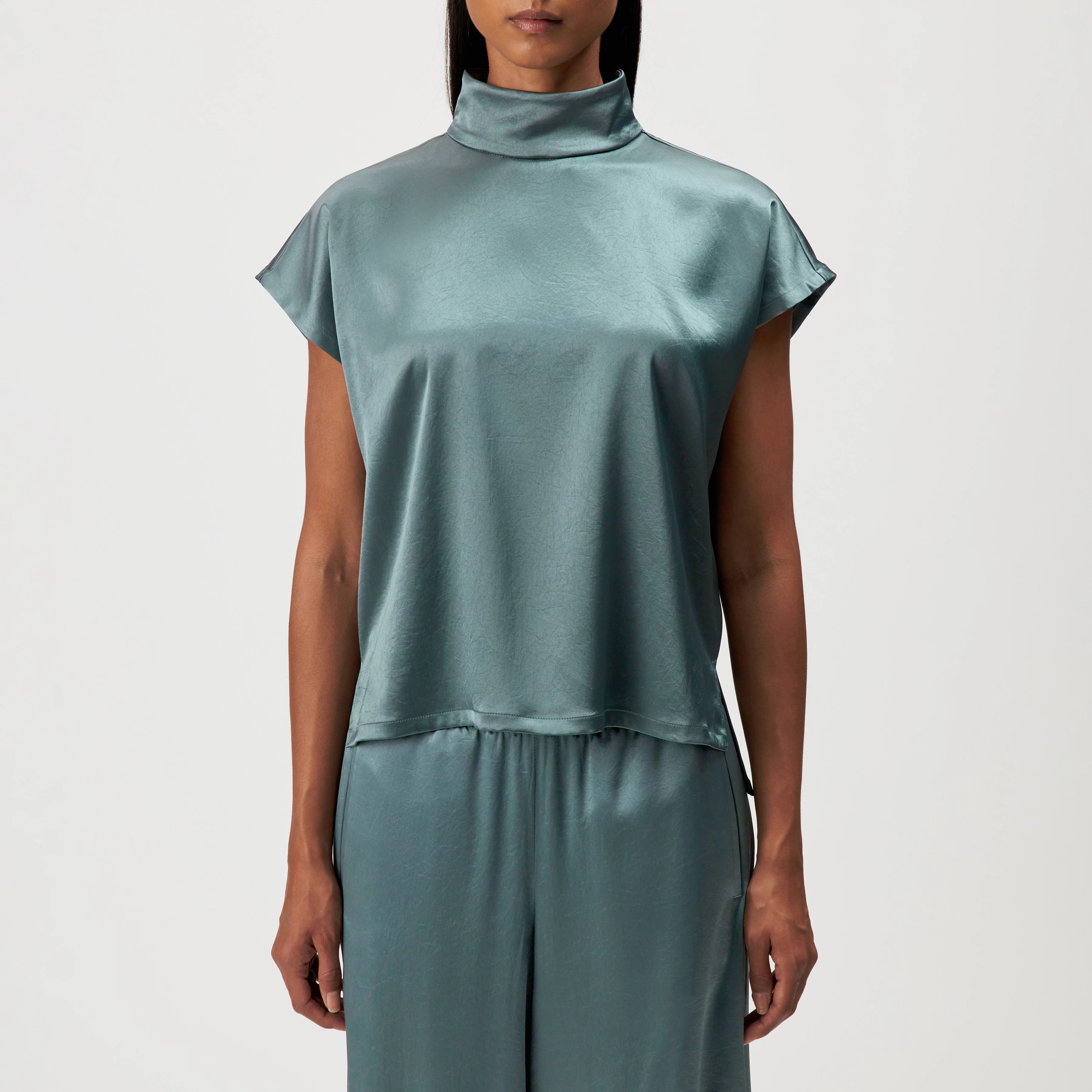ALARIA_1 - Shirt-Bluse mit Stehkragen in fließendem Satin - Damen - grün - Frontansicht