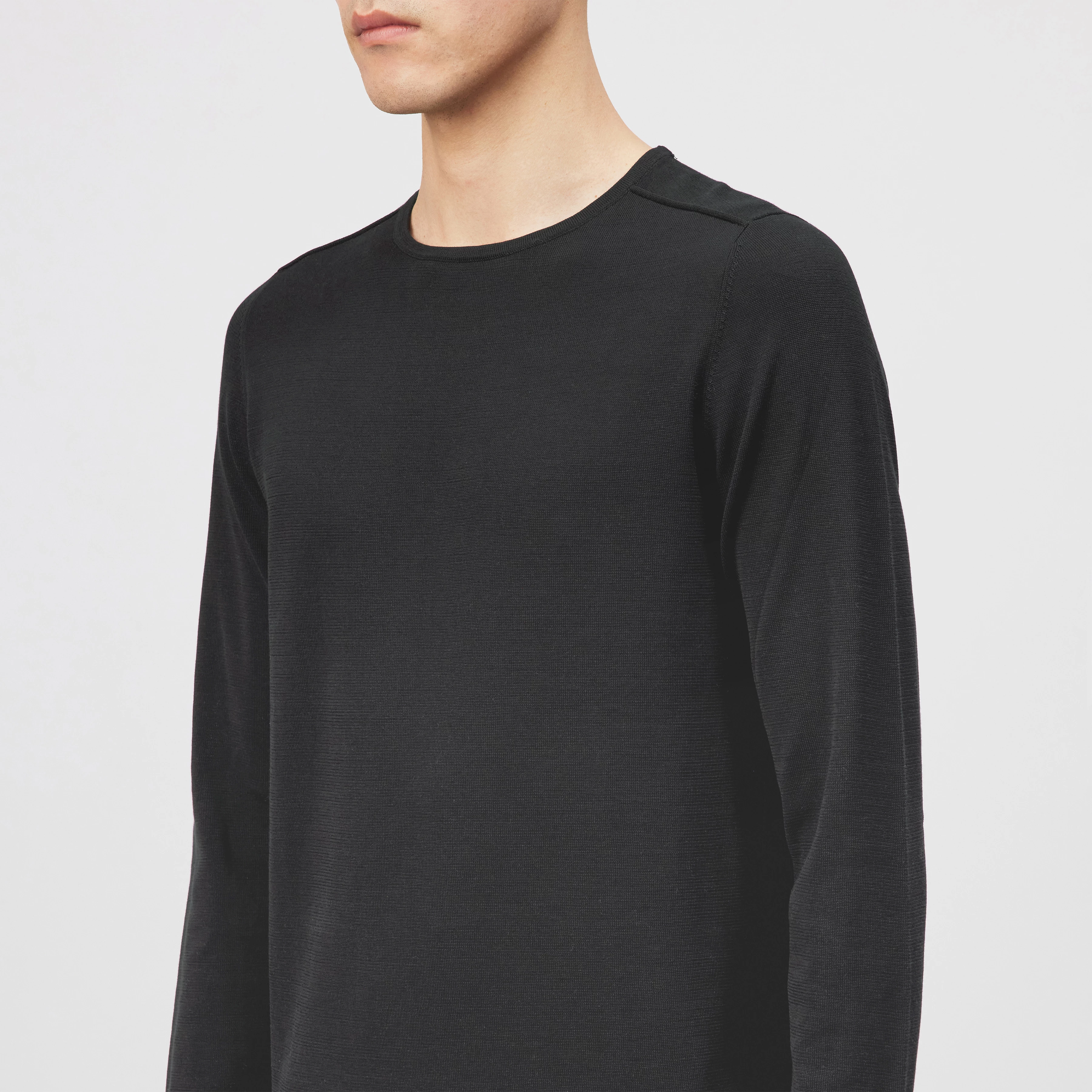 RIKONO - Knitted jumper in clean cotton - men - Natural Aluminium - Detailansicht am Model