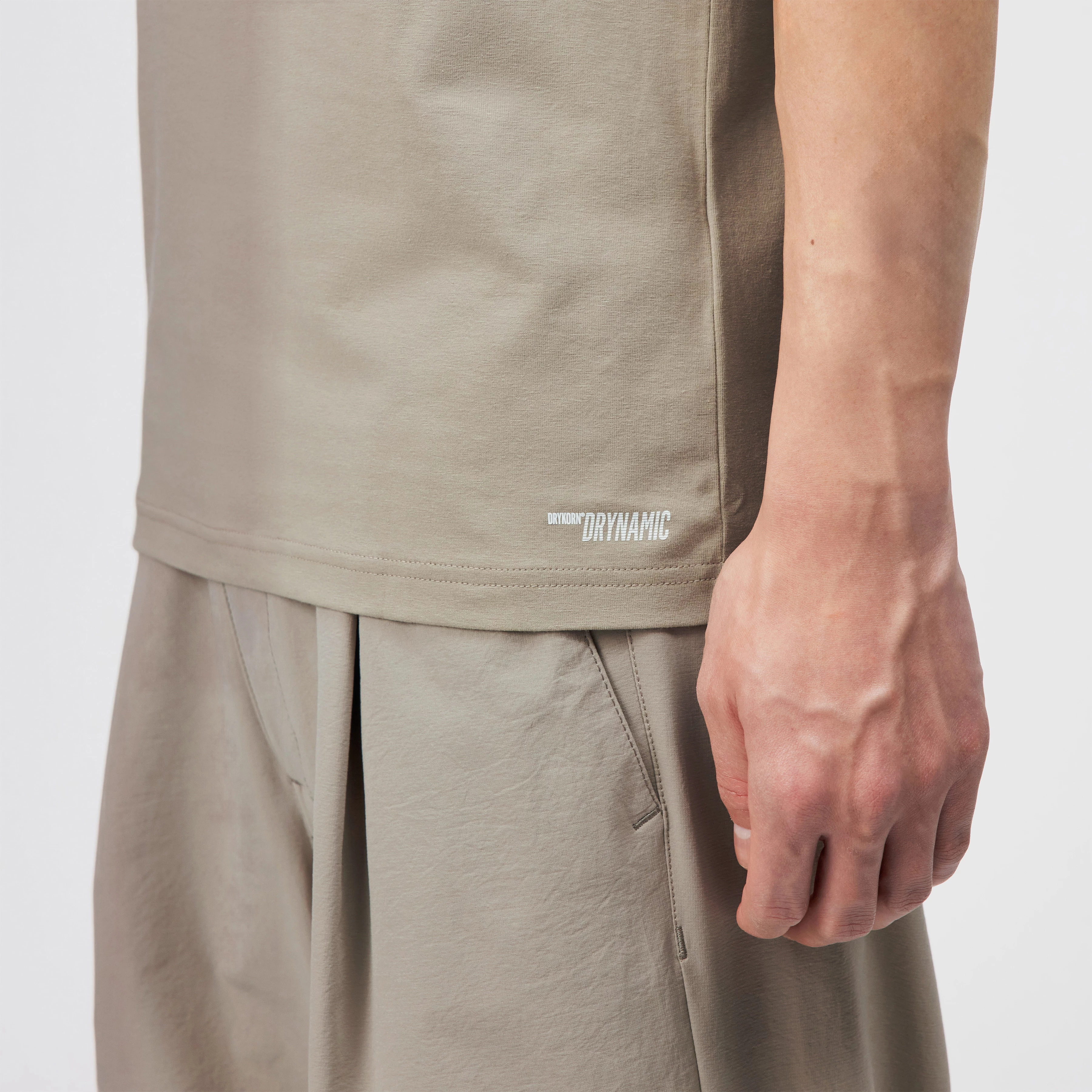 ANTON - fitted T-shirt in cotton - men - beige - Detailansicht am Model