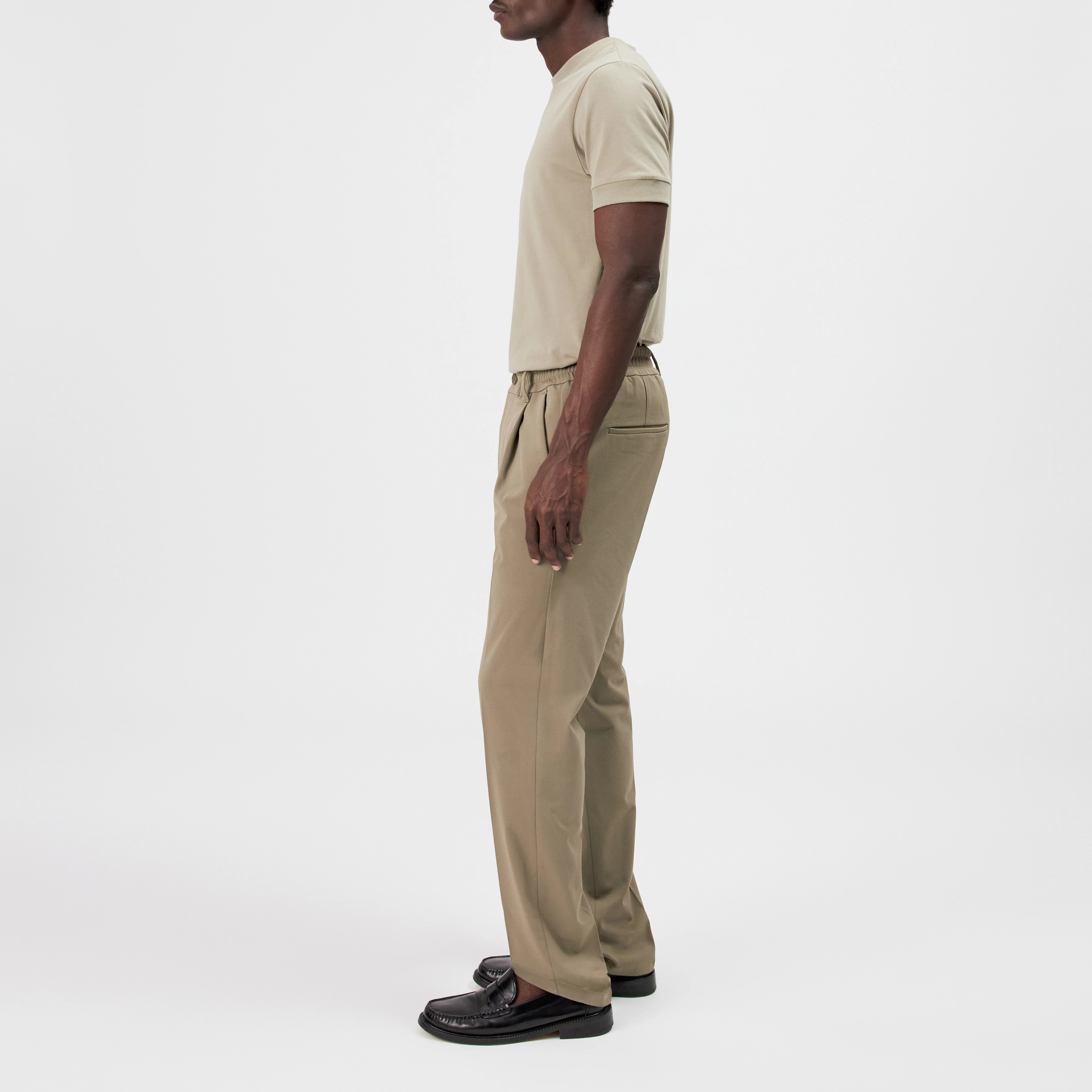 CHASY_RGLR - Casual trousers with pleats in nylon jersey - men - brown - Seitenansicht