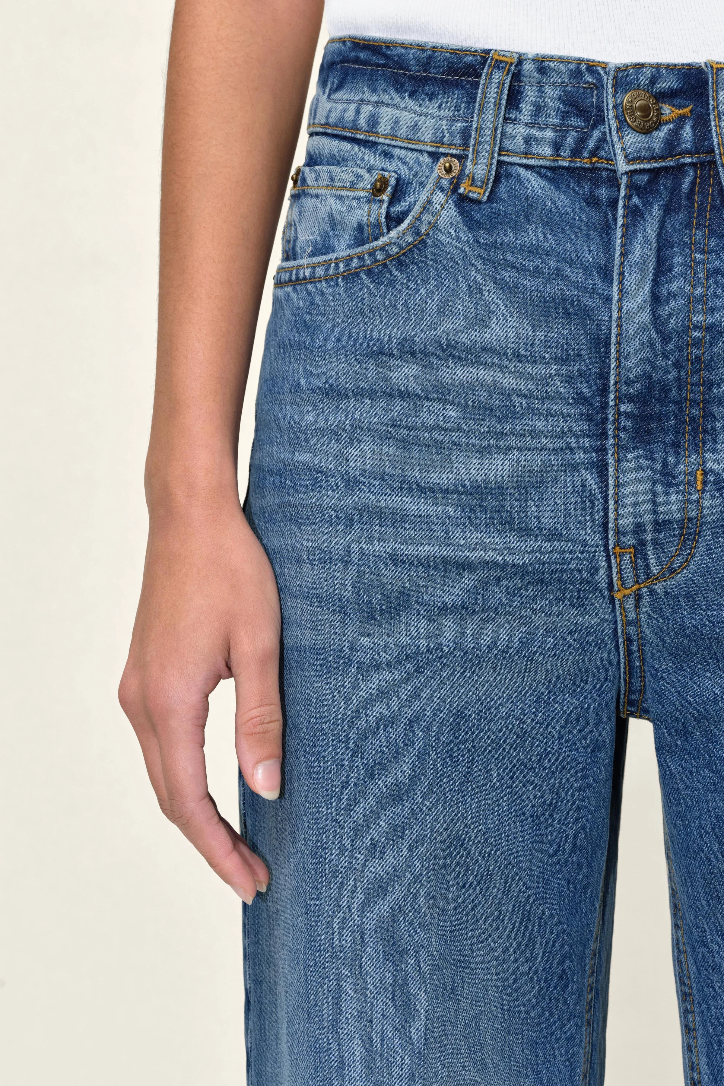 CAUSE - Jeans mit weitem Bein - Damen - blau - Detailansicht am Model