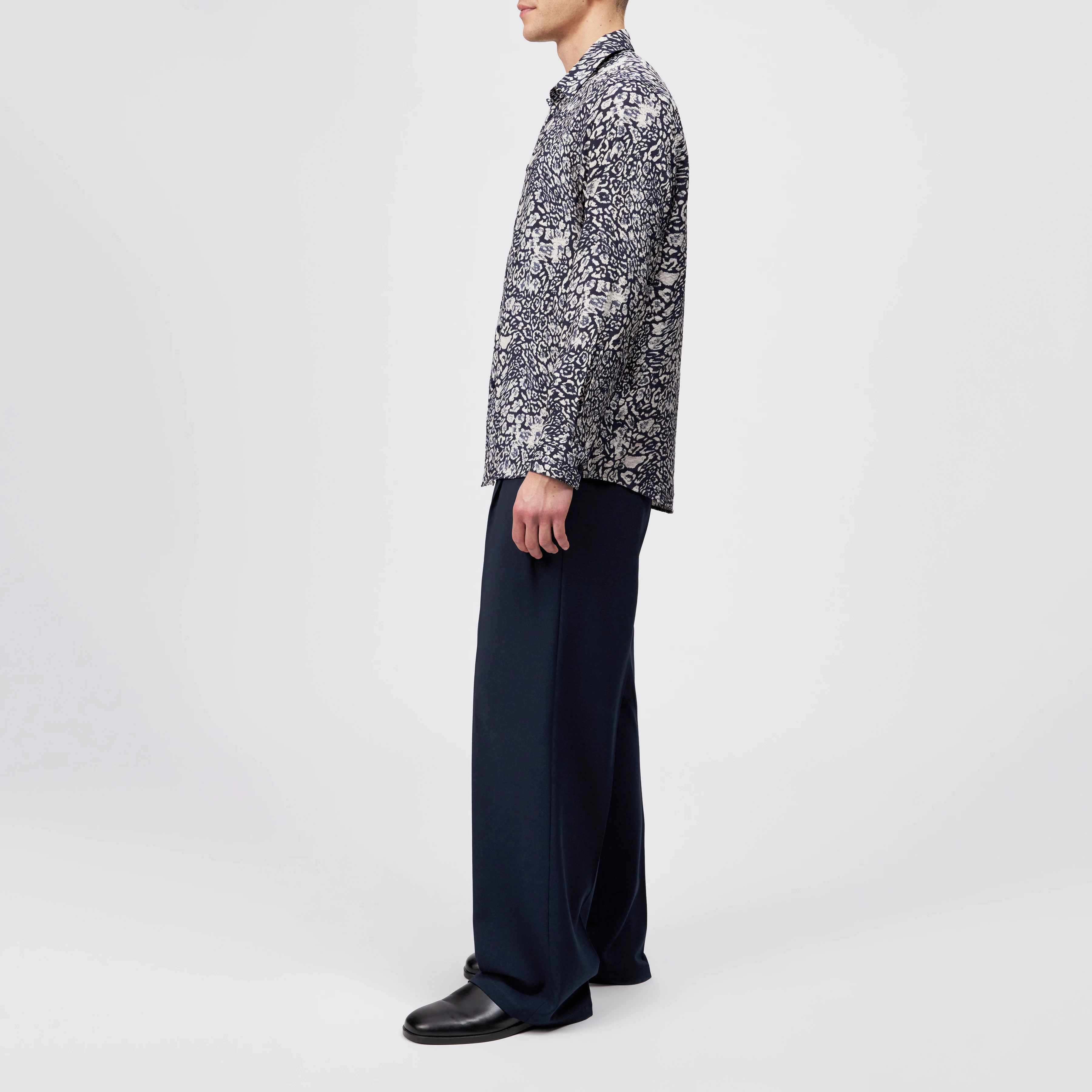 RAMIS - Regular fit leopard print twill shirt - men - blue - Seitenansicht