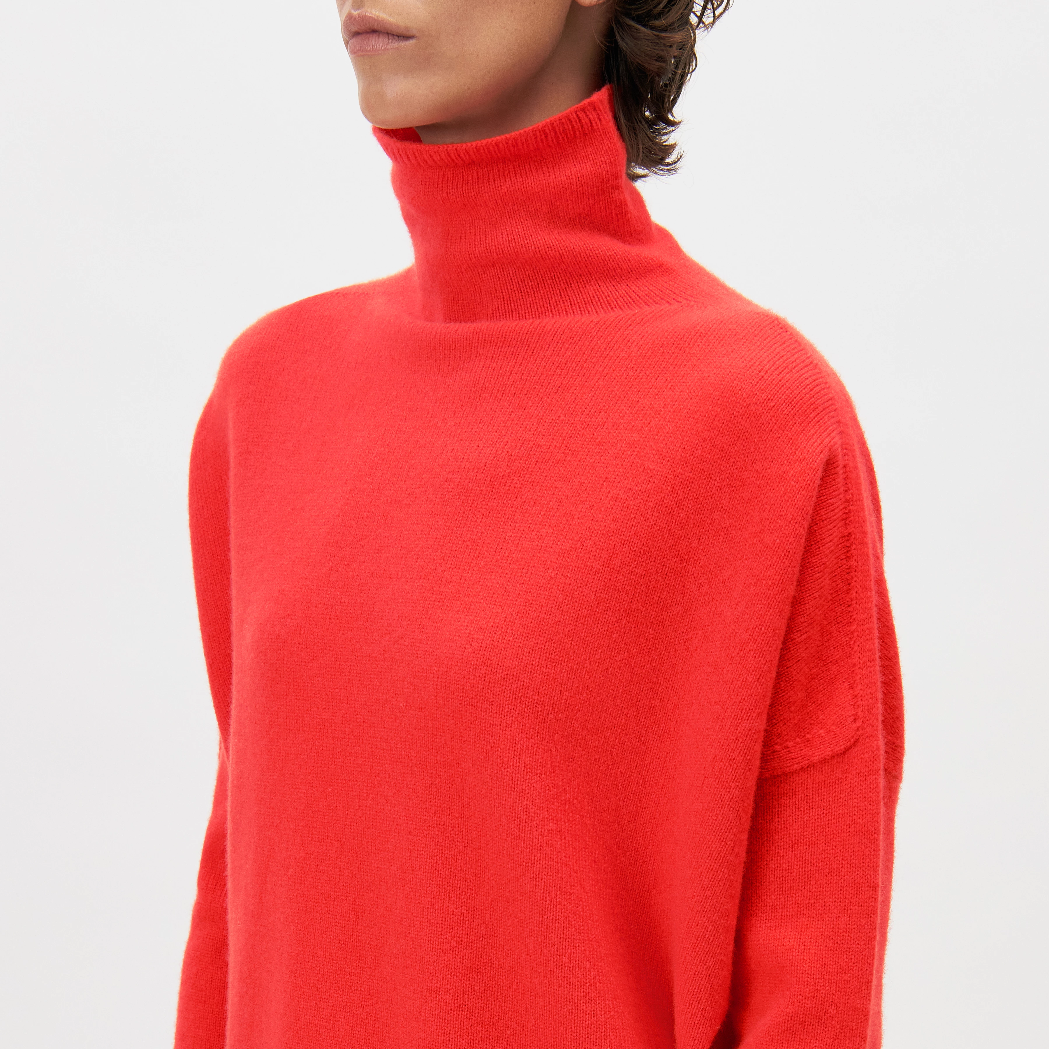 LIORA - Egg-shape roll-neck jumper in pure new wool - women - red - Detailansicht am Model