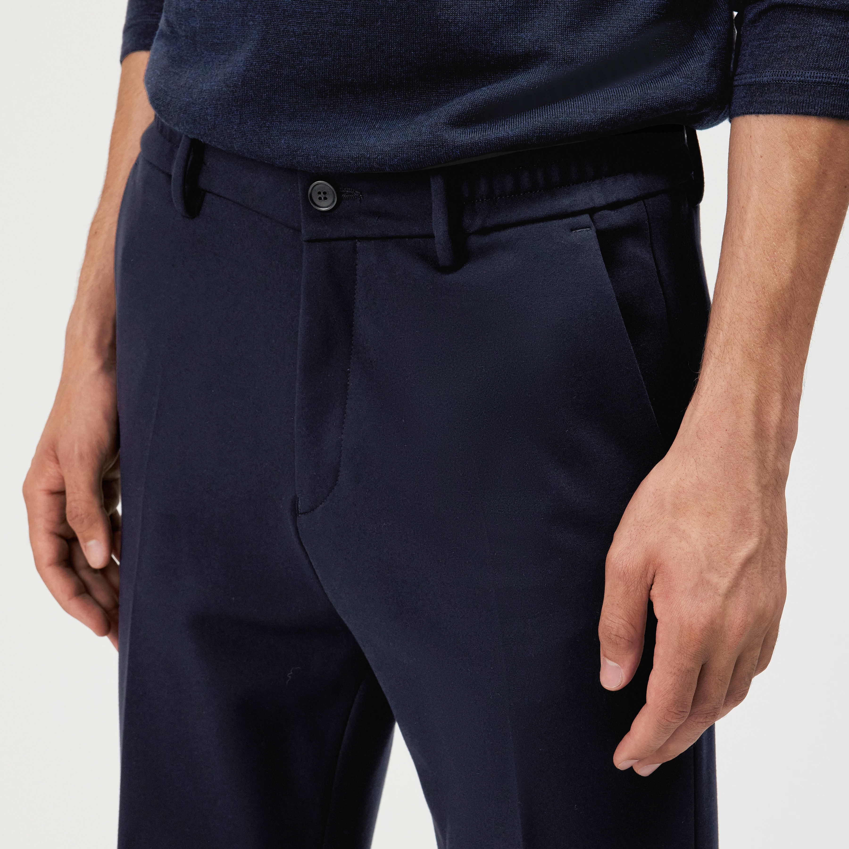 GARONA_B - Casual-Chino in Viskose-Mix - Herren - blau - Detailansicht am Model