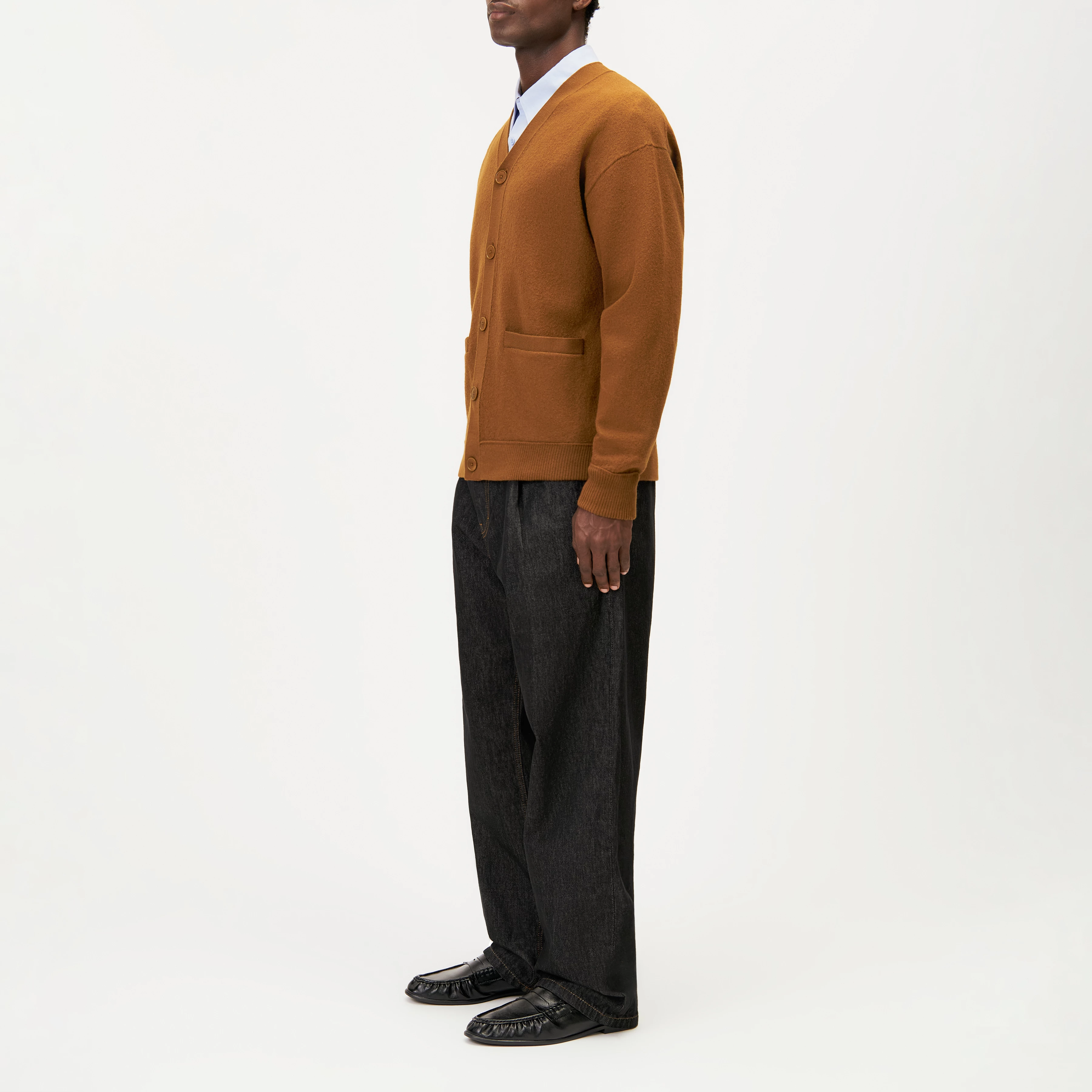 THEELO - Pure wool V-neck cardigan - men - brown - Seitenansicht