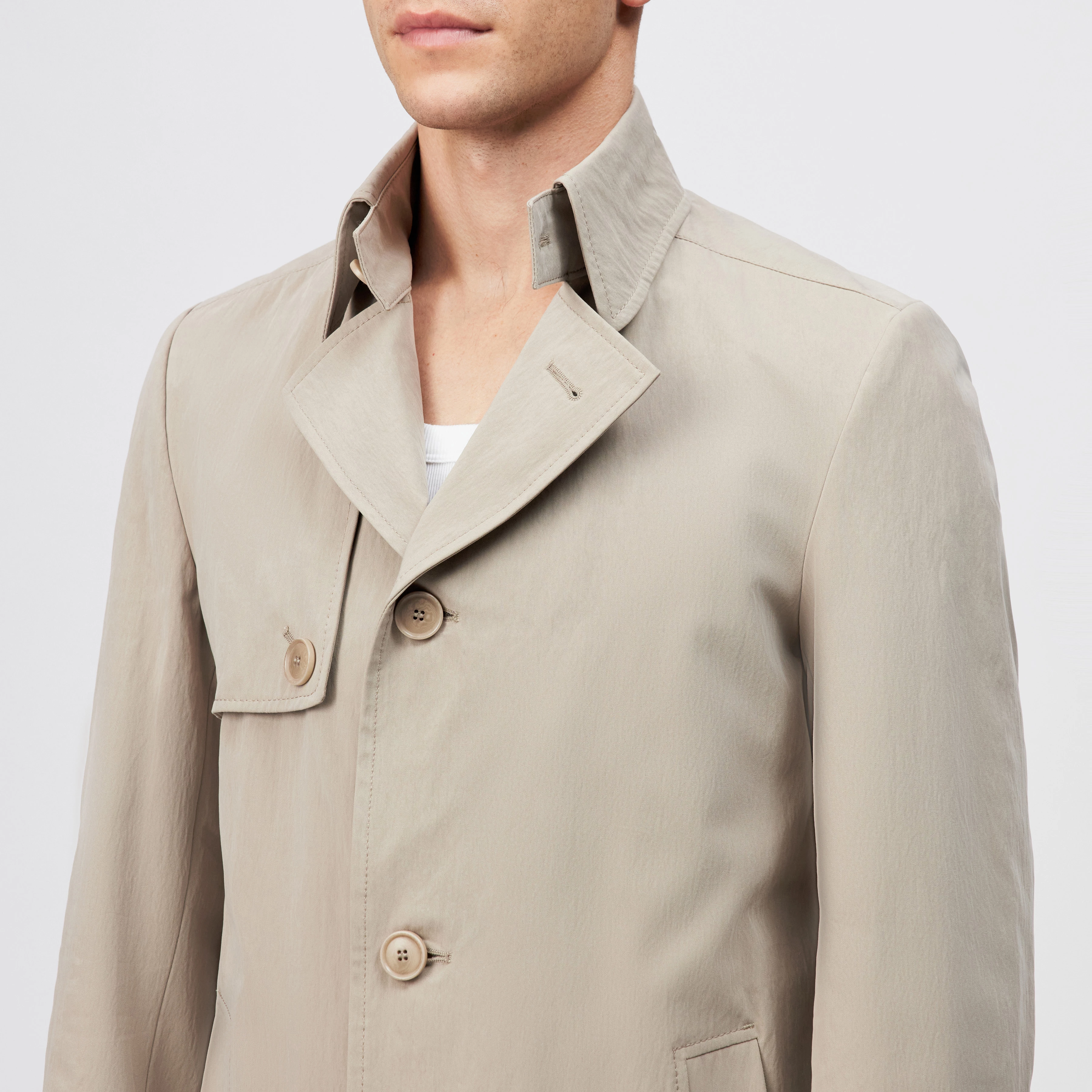 SKOPJE_C - Cotton blend trench coat - men - beige - Detailansicht am Model
