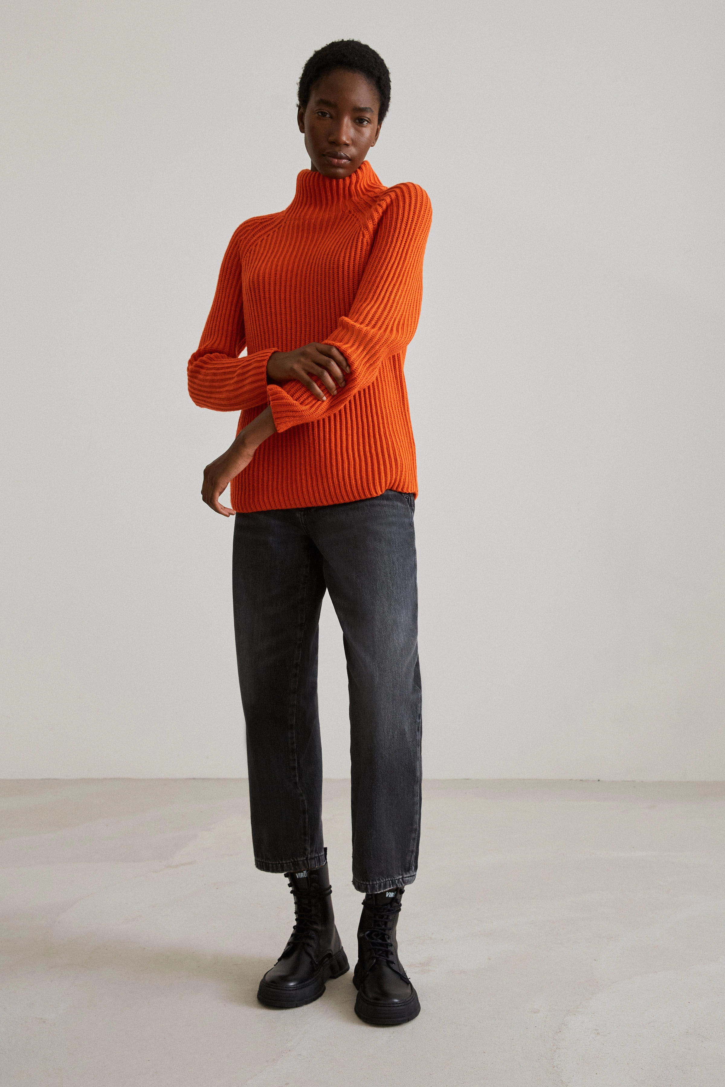ARWEN - Rollkragenpullover aus reiner Wolle - Damen - orange - Detailansicht am Model