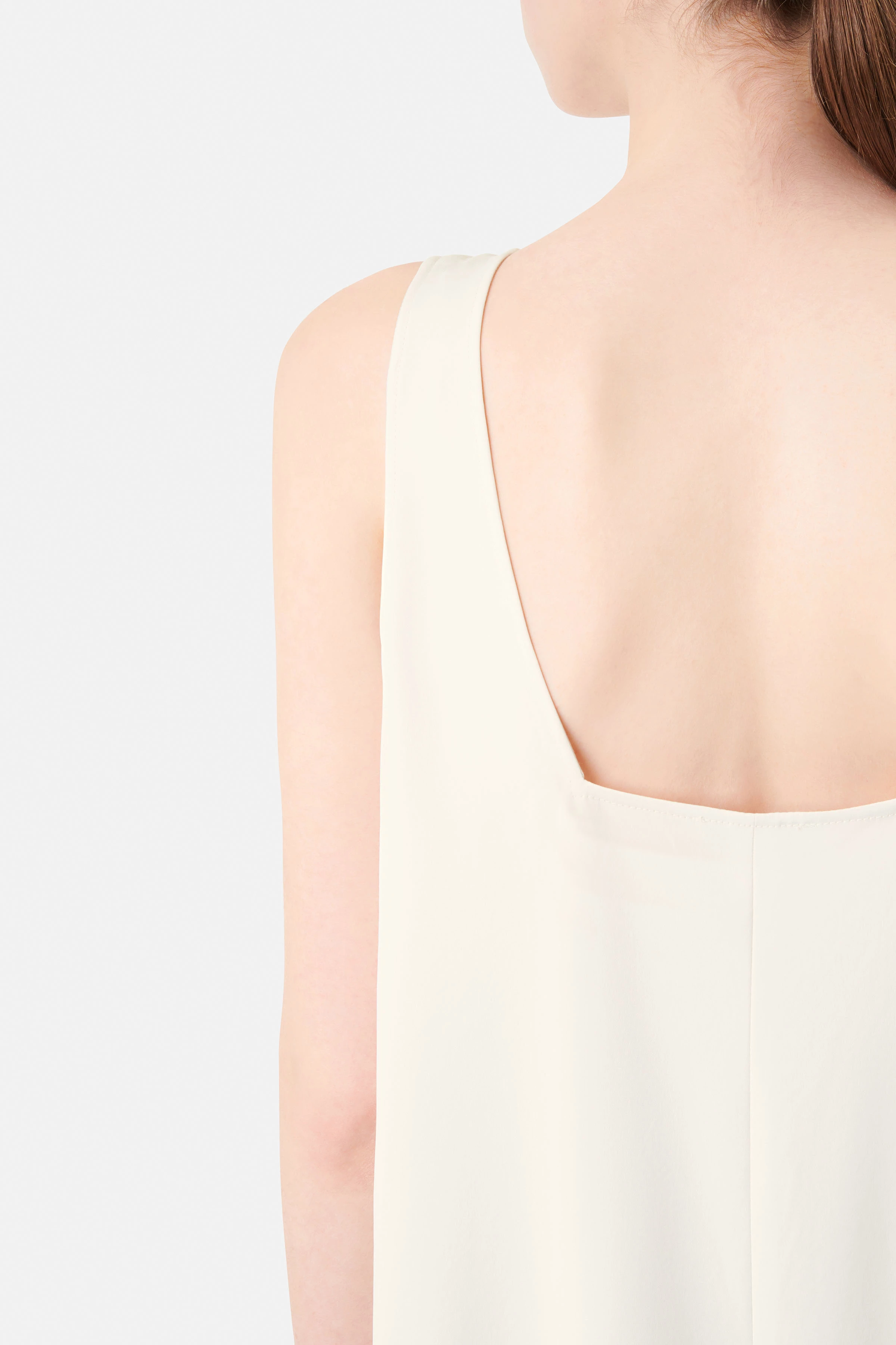 JEFFSUNG - Lässiger Overall in luxuriösem Satin - Damen - off white - Detailansicht am Model