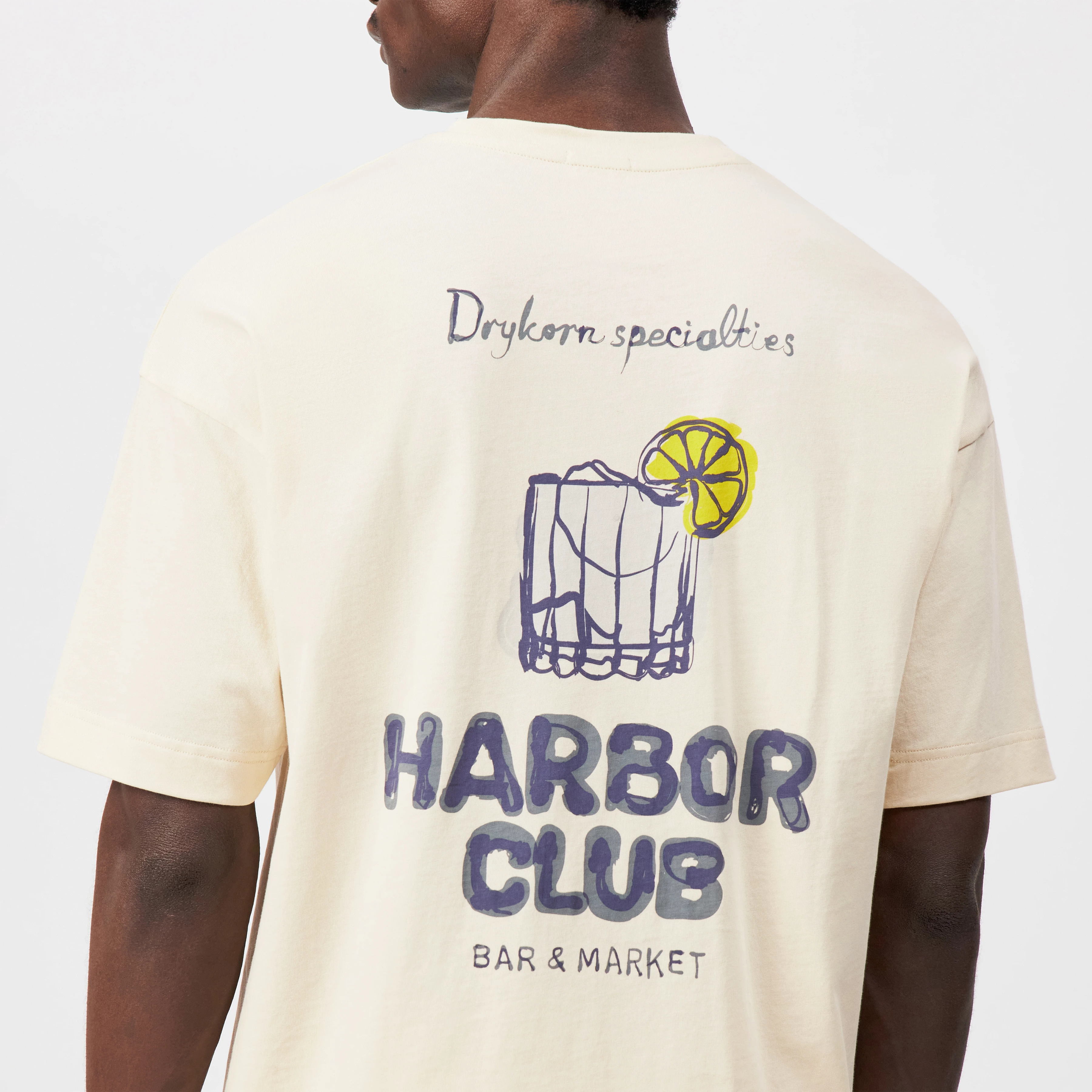 KAYRO_HC - Relaxed Fit T-Shirt in reiner Baumwolle mit Print - Herren - beige - Detailansicht am Model