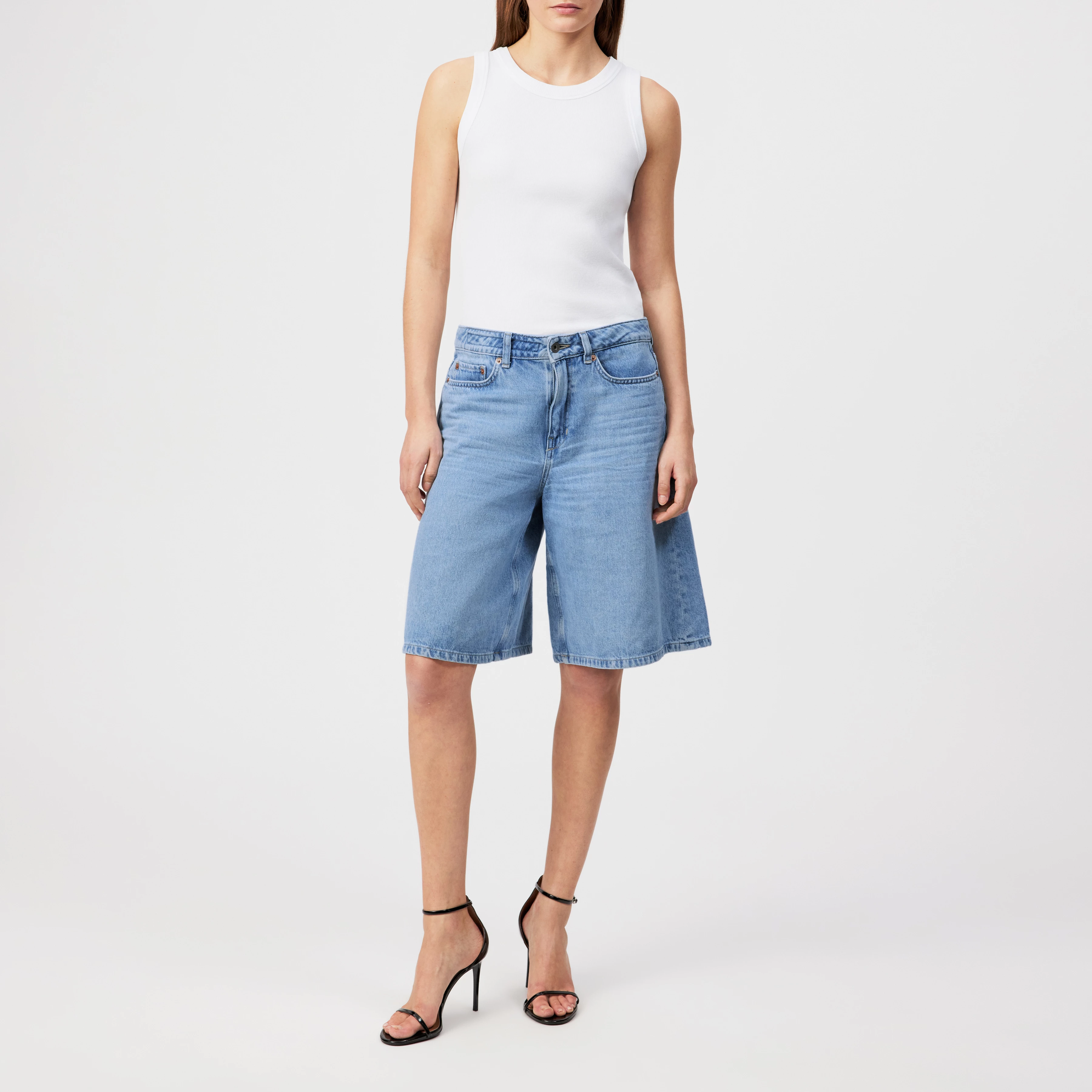 NONE - Bermuda Jeans Shorts in Denim - Damen - blau - Ganzkörper-Frontansicht