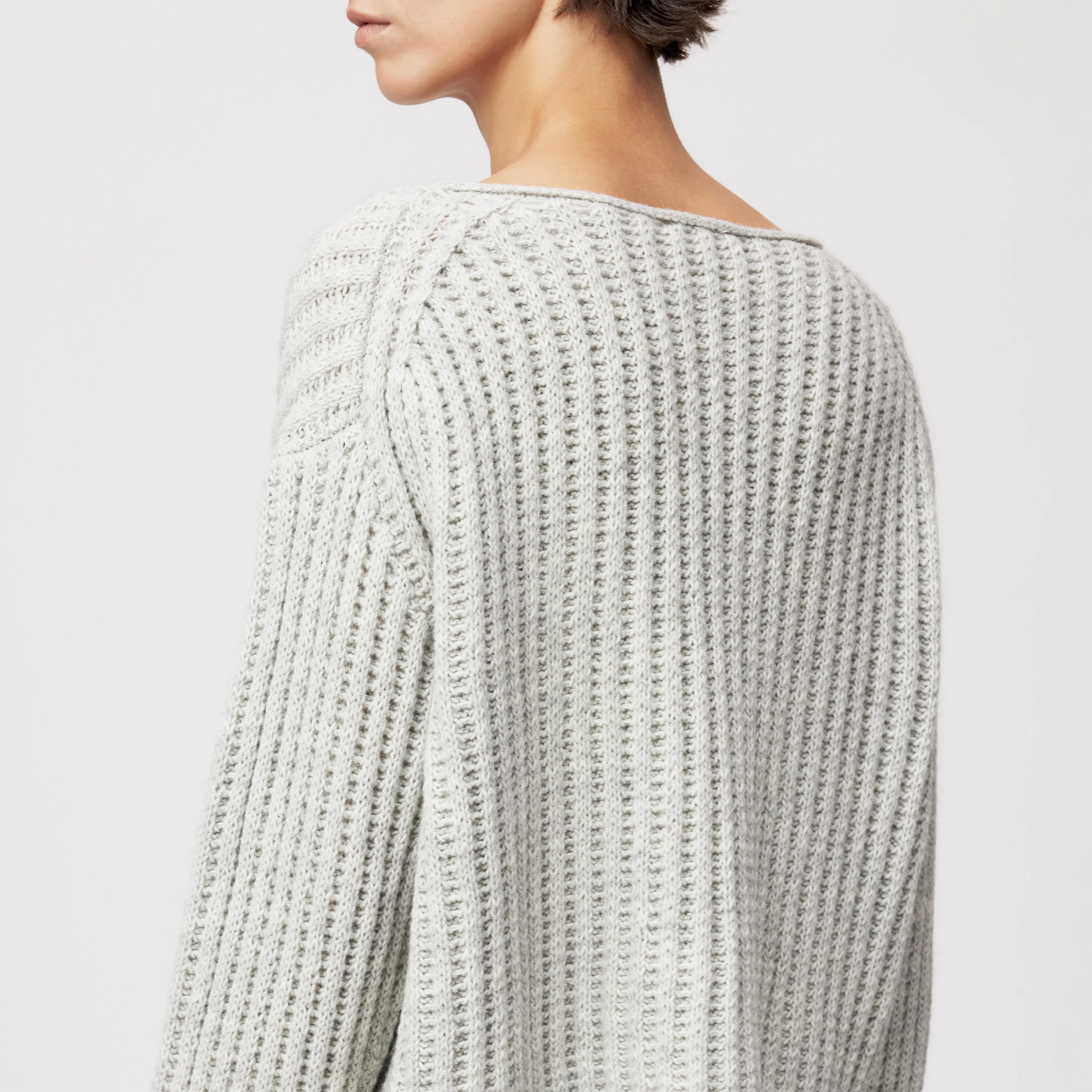 IMENY - Cropped jumper in wool and alpaca blend - women - grey - Detailansicht am Model