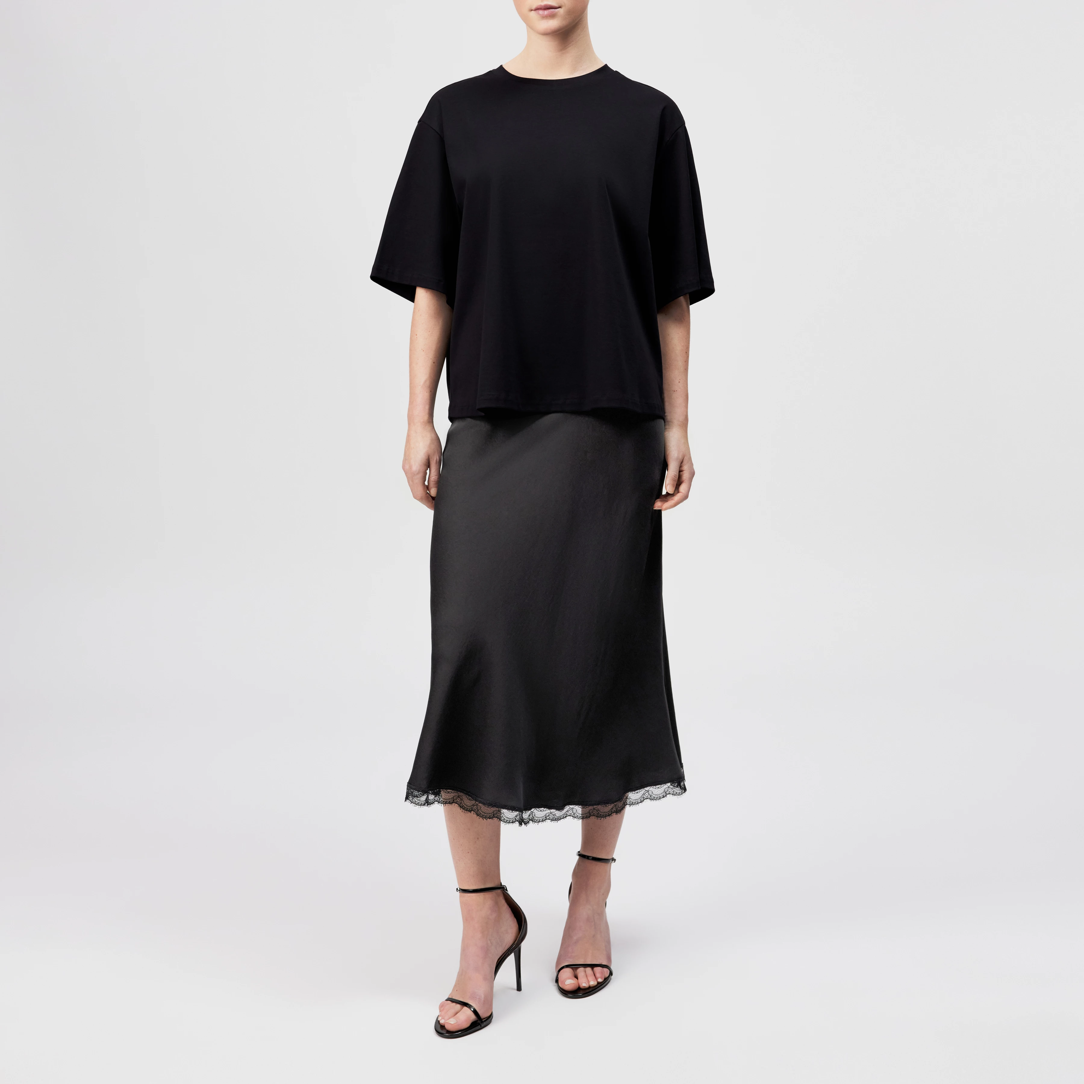 PINARA - Boxy oversized T-shirt in pure cotton - women - black - Ganzkörper-Frontansicht