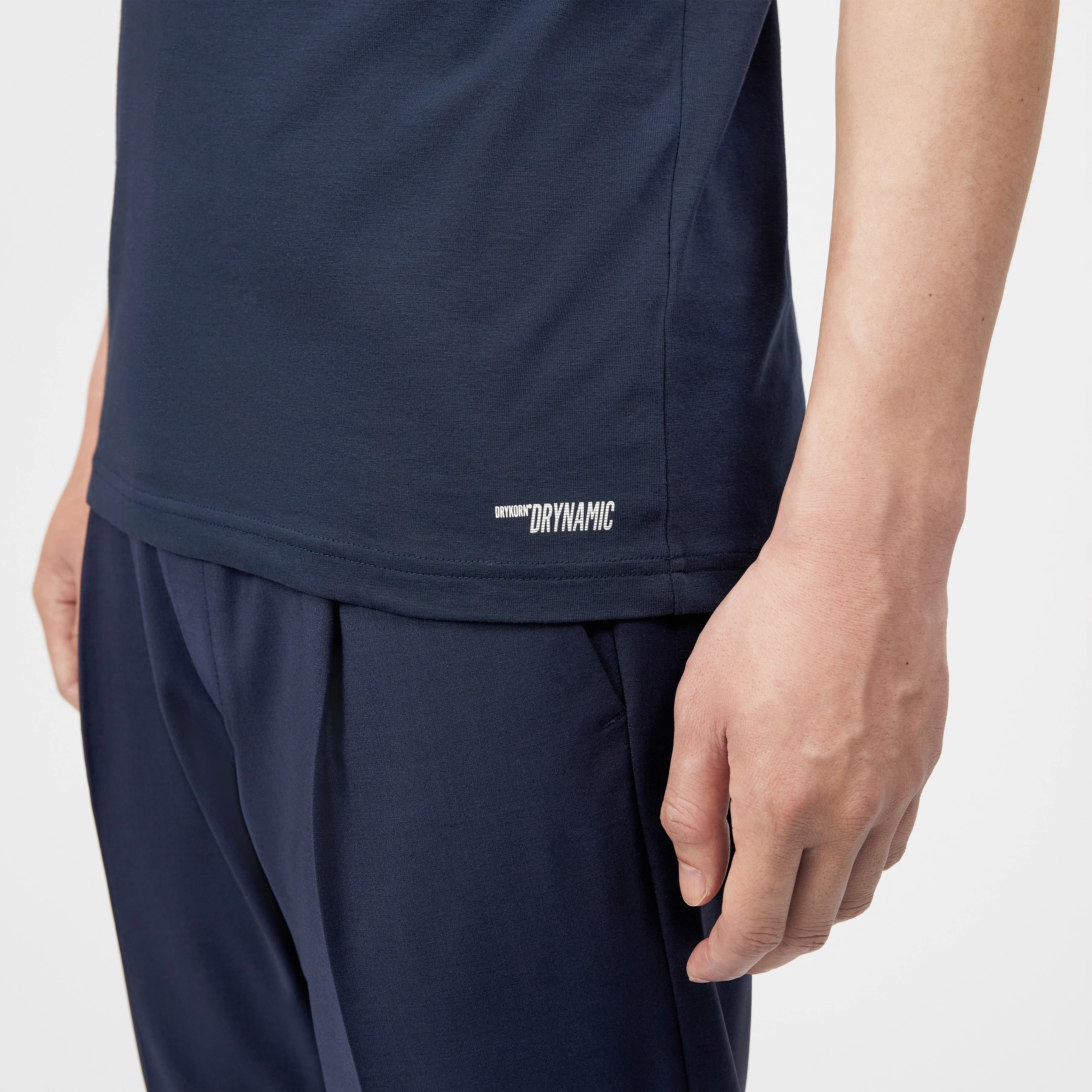 ANTON - Fitted T-Shirt in Baumwolle - Herren - blau - Detailansicht am Model