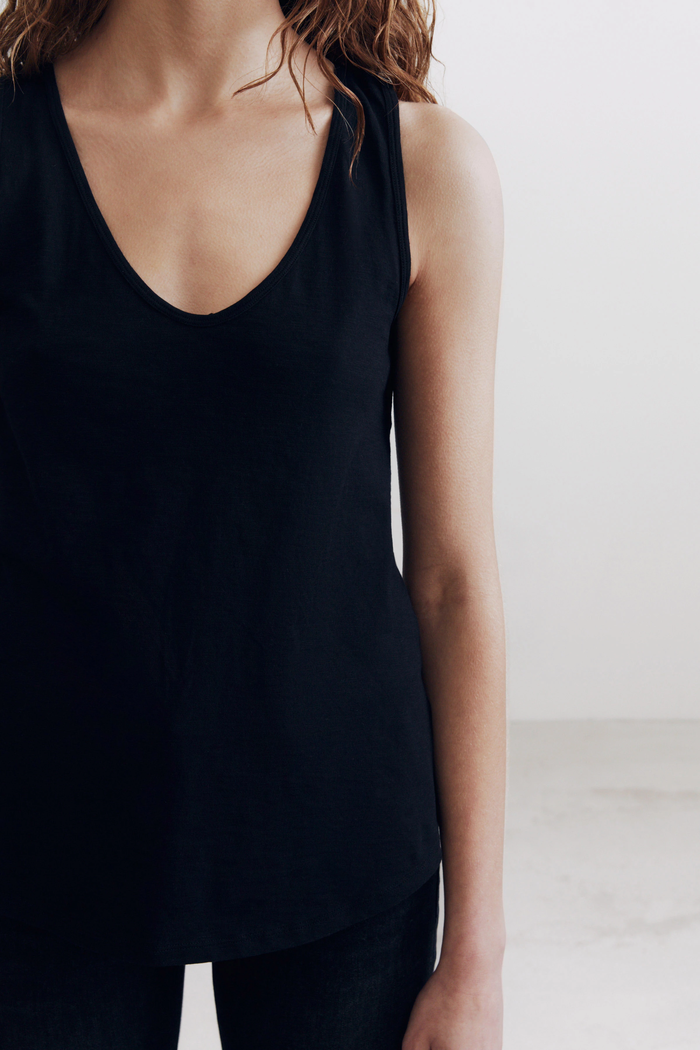 SAIMI - Jerseytop aus Baumwolle - Damen - schwarz - Detailansicht am Model