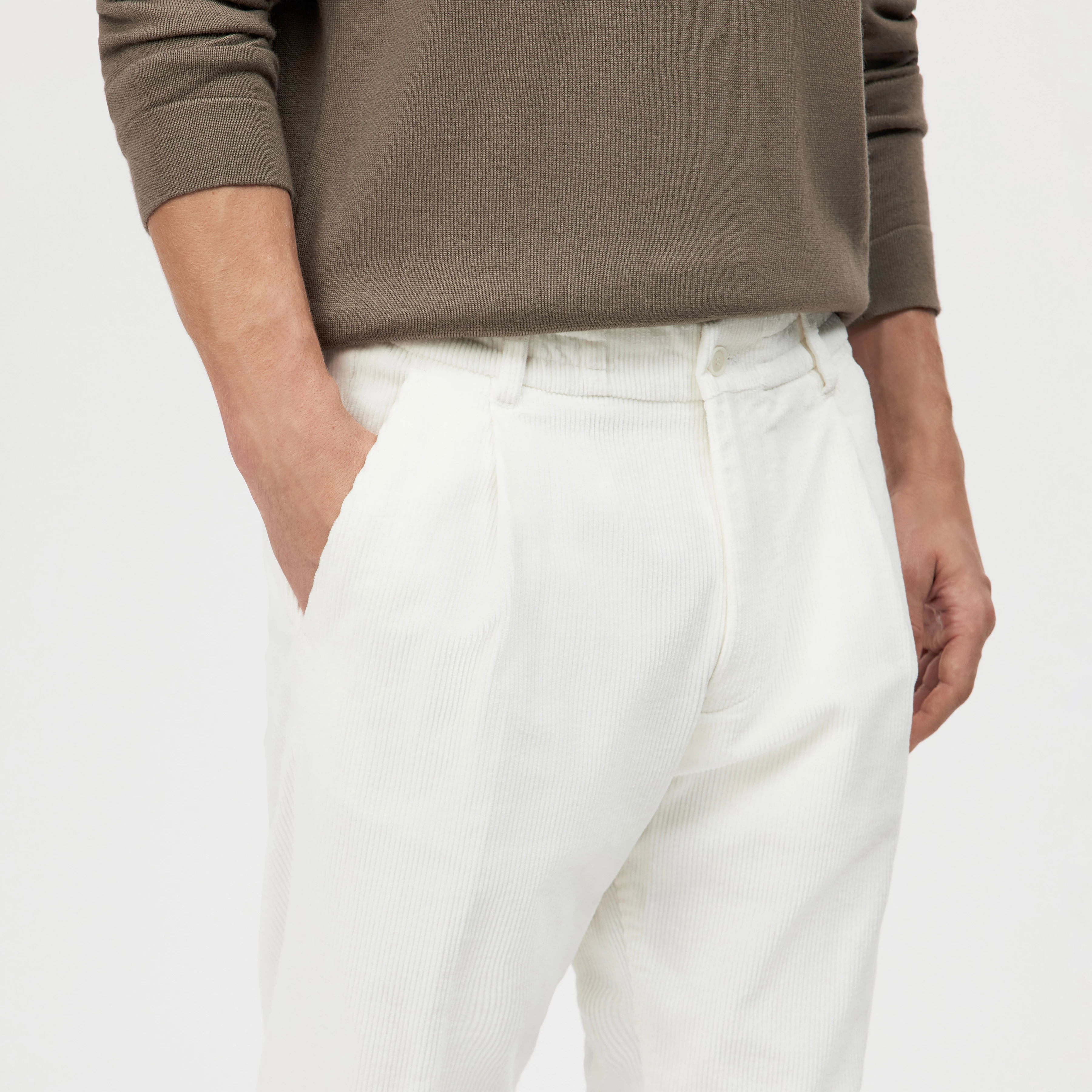 CHASY - Casual trousers with pleats in washed cotton corduroy - men - off white - Detailansicht am Model