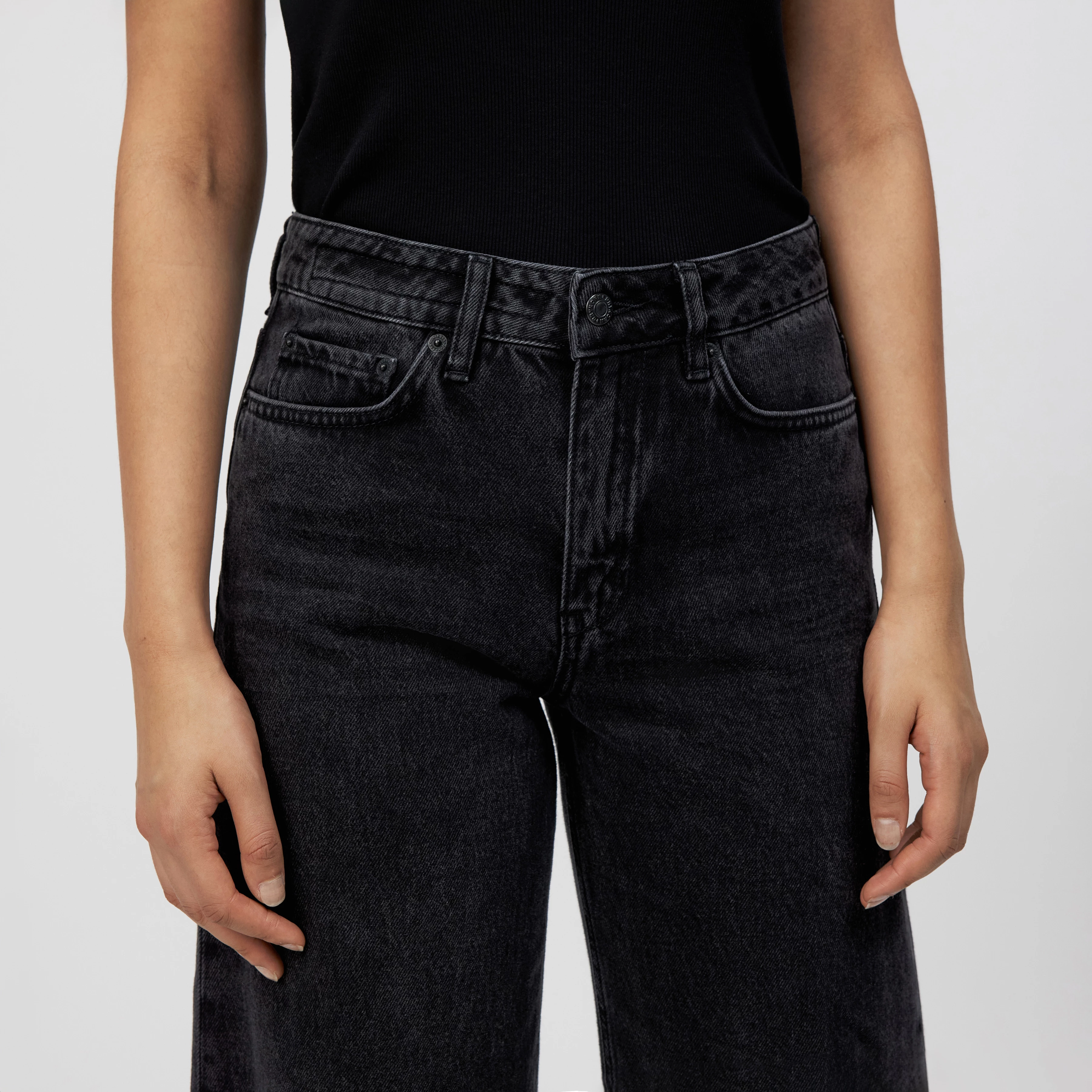 MEDLEY - Mid-Waist Jeans in Black Denim - Damen - schwarz - Detailansicht am Model