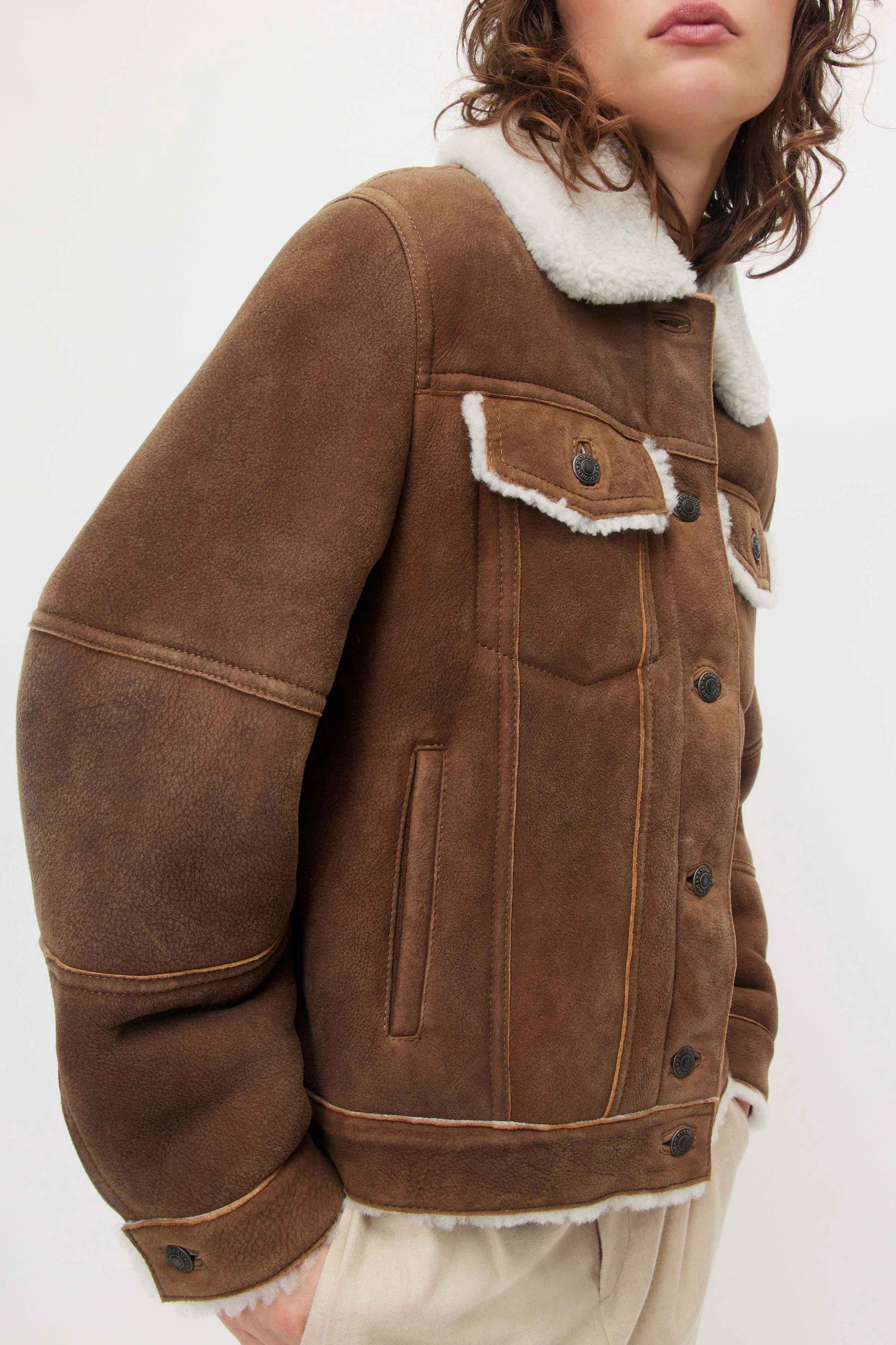 BRASA - lambskin oversized jacket - women - brown - Detailansicht am Model