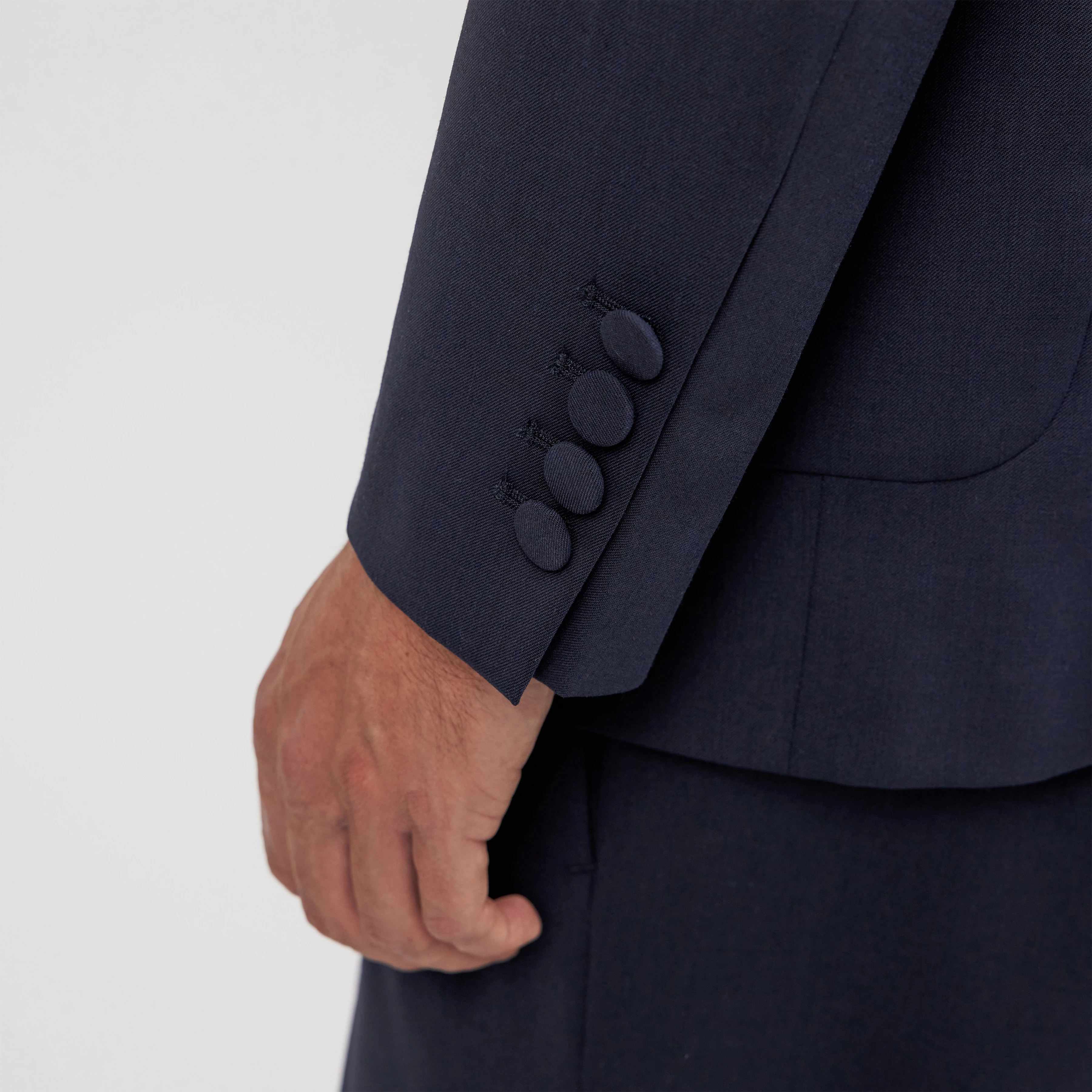 LW_HELL_MUT - Avantgardistischer Anzug in Wollserge - Herren - blau - Detailansicht am Model