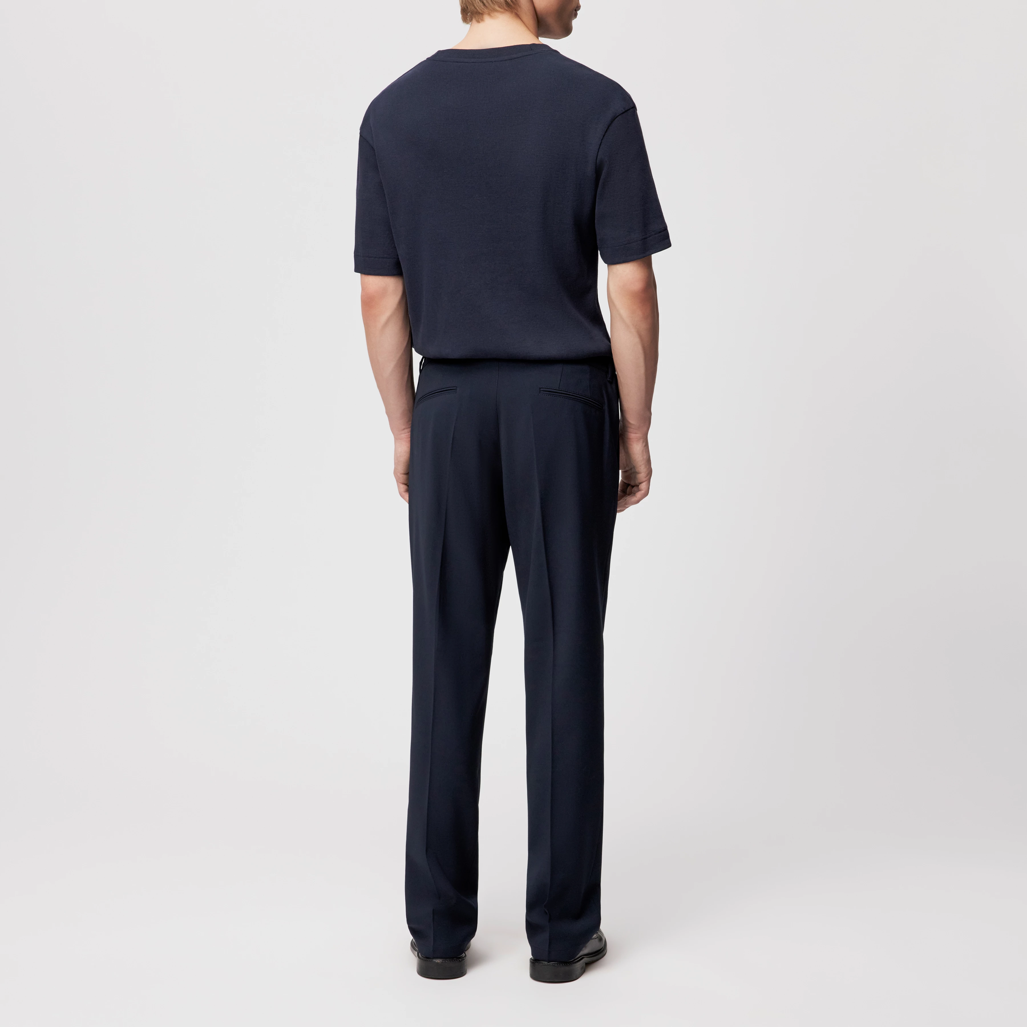 LEEK - Relaxed Fit Bundfaltenhose in Gabardine - Herren - blau - Rückansicht
