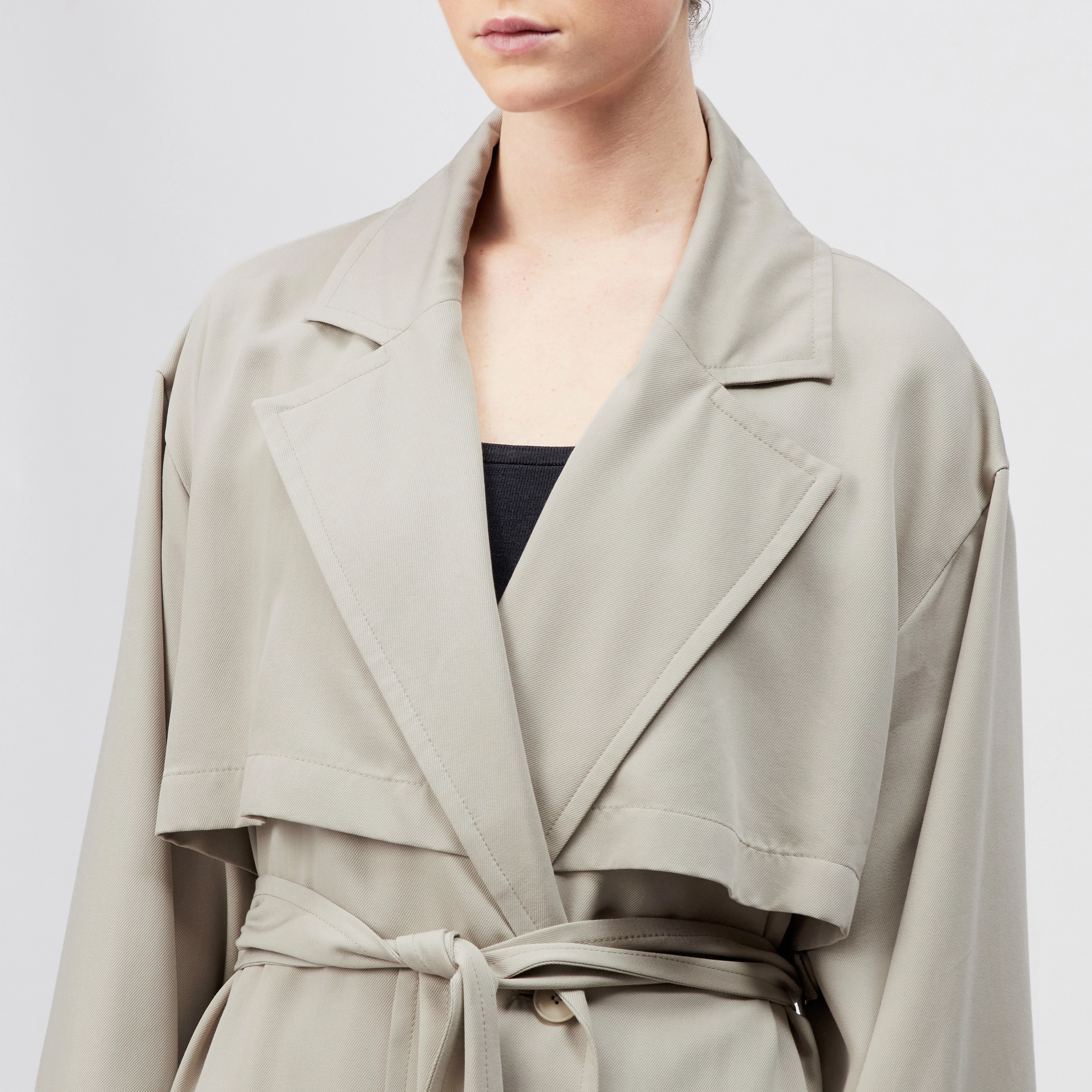 AVETON - Relaxed fit coat in flowing twill. - women - beige - Detailansicht am Model