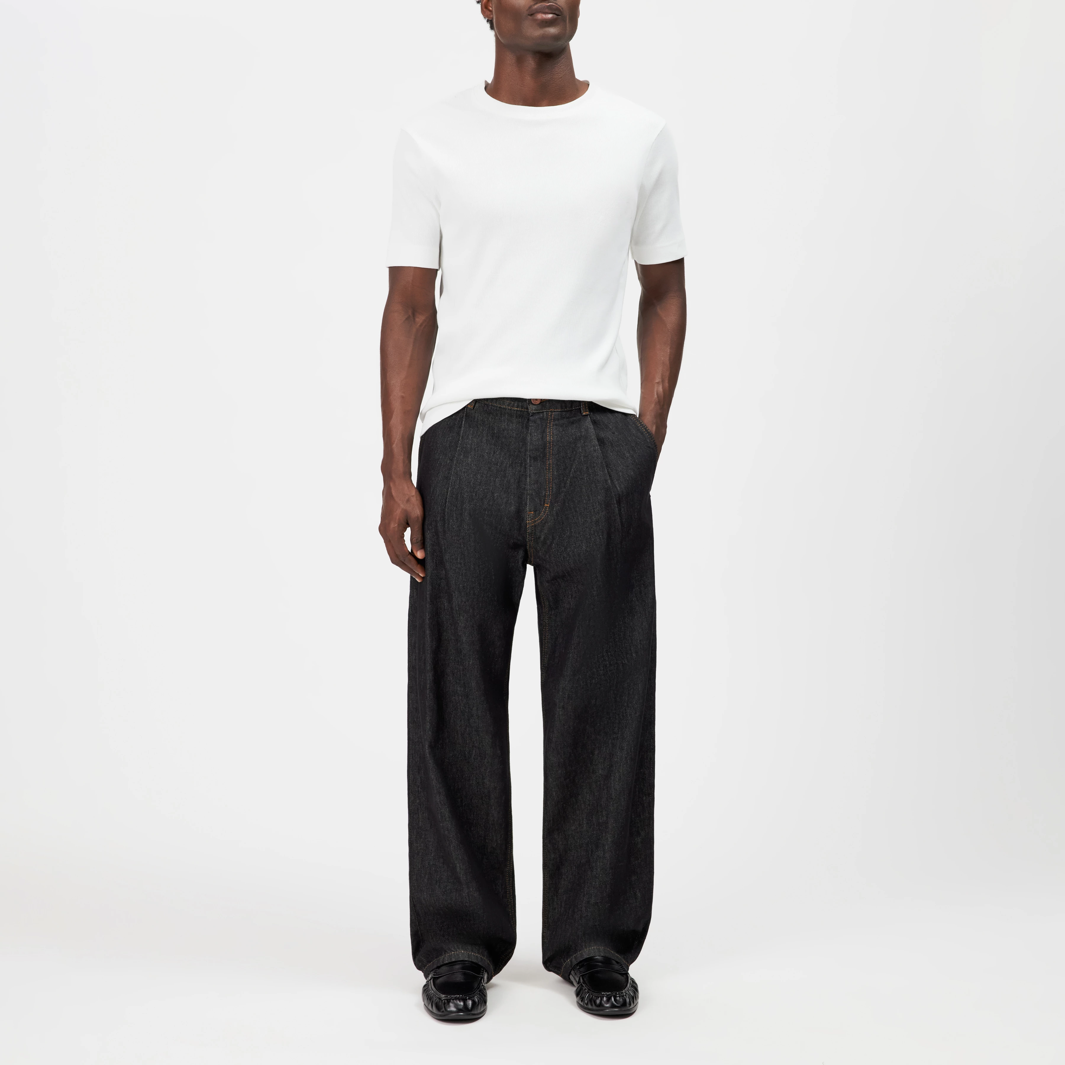 RIKKAD - Wide pleated trousers in dark denim - men - black - Ganzkörper-Frontansicht