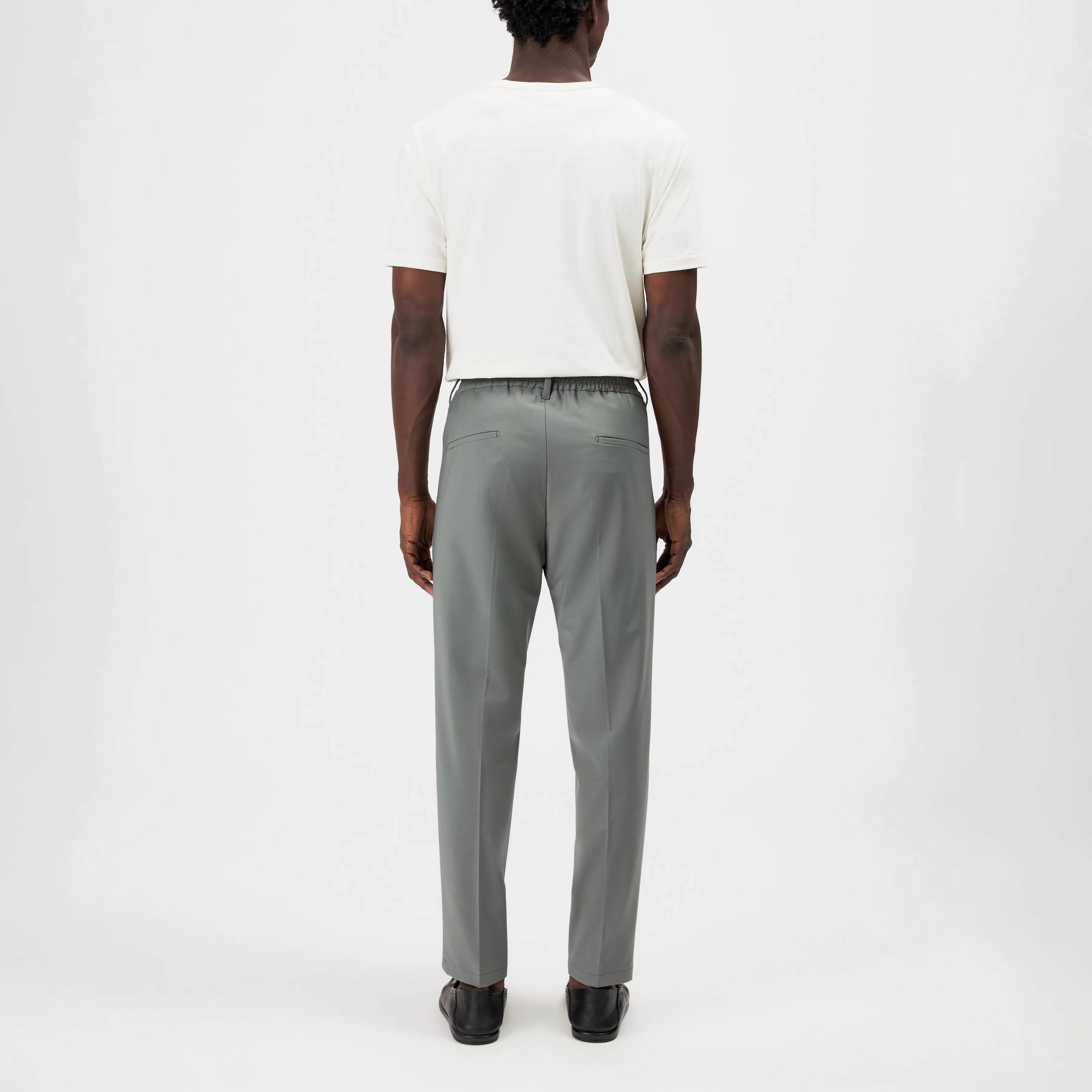 CHASY - Casual pleated trousers in bi-stretch - men - green - Rückansicht