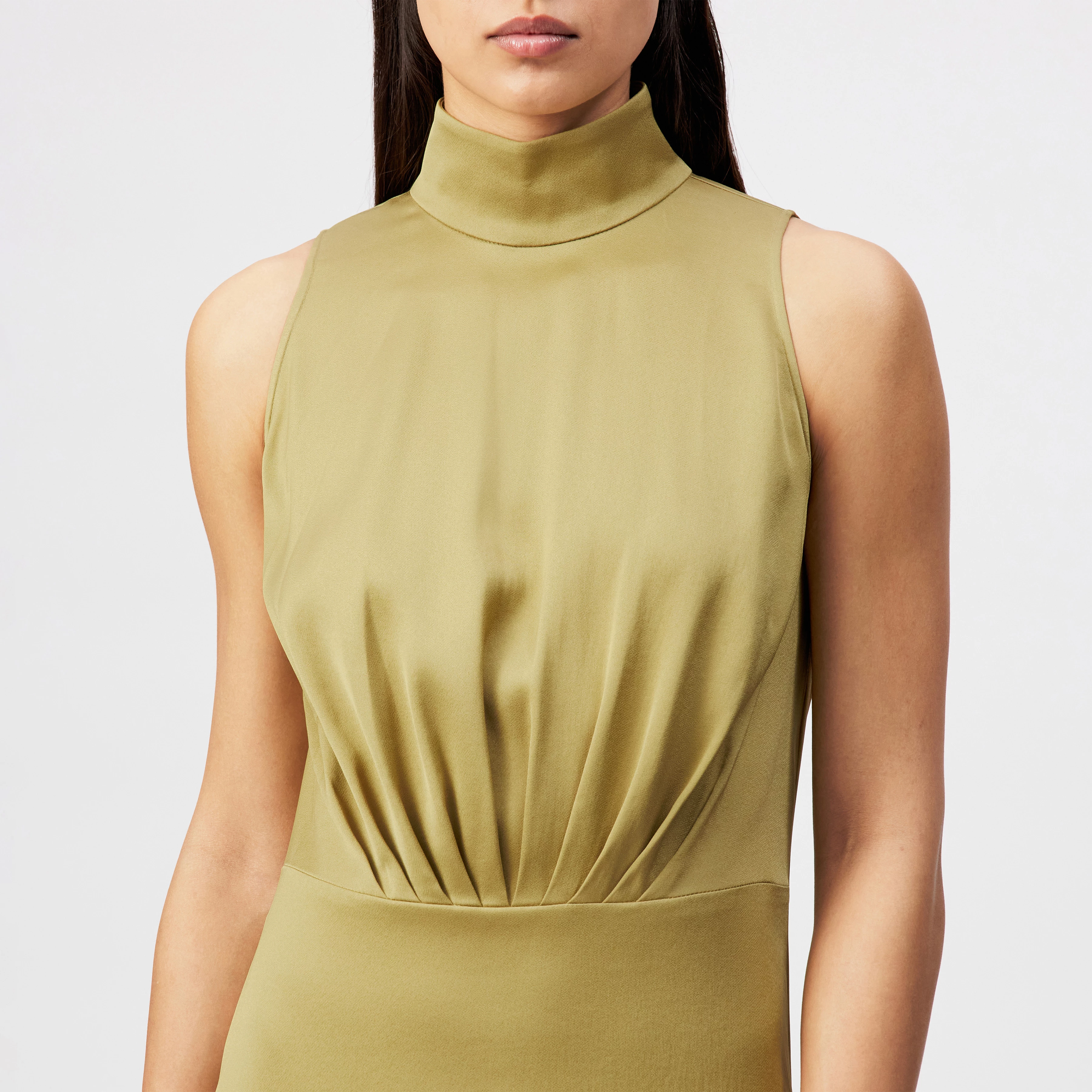 AMABEL - Satin maxi dress with stand-up collar - women - brown - Detailansicht am Model