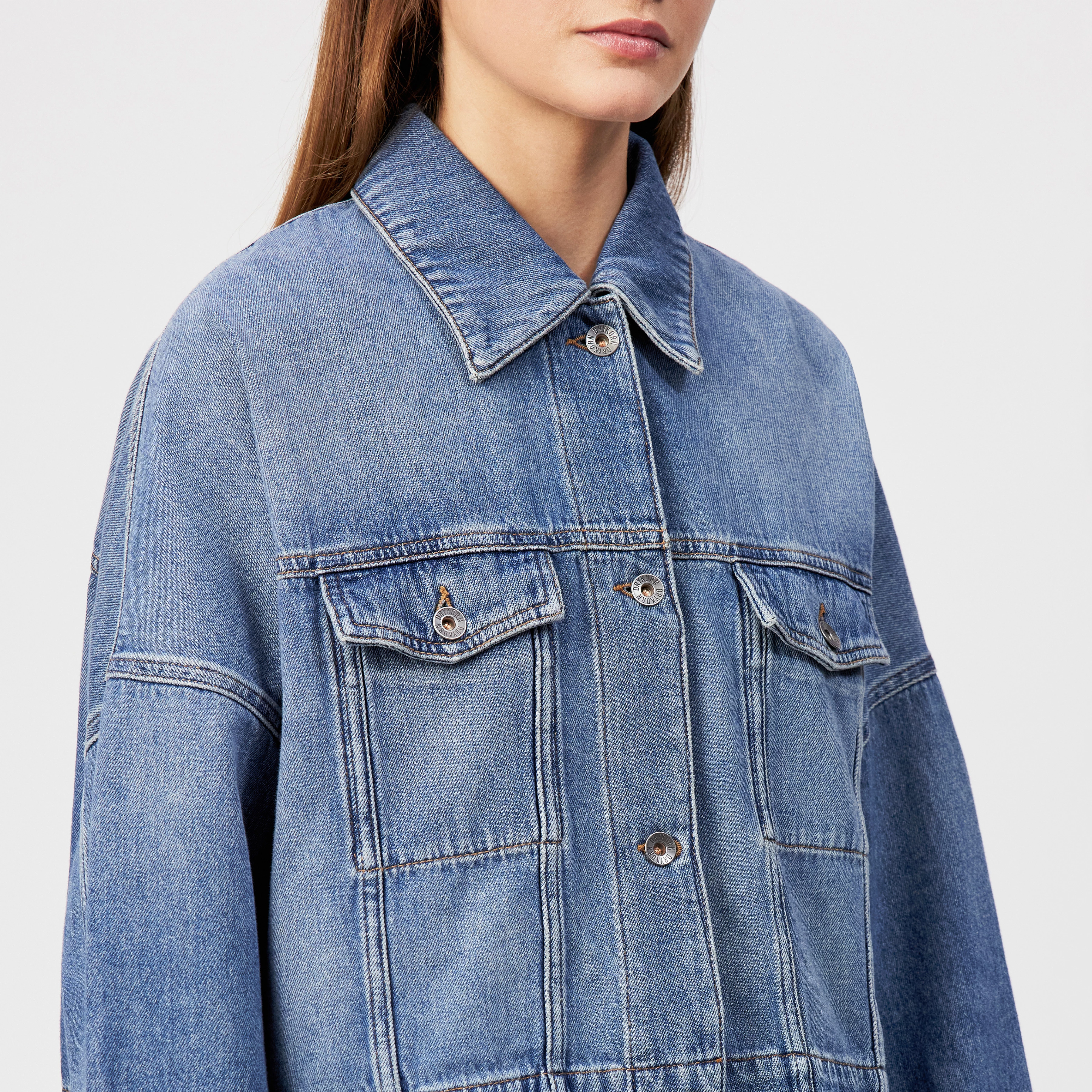 HOLBROOKS - Oversized cowboyjakke i ren bomuld - women - blå - Detailansicht am Model